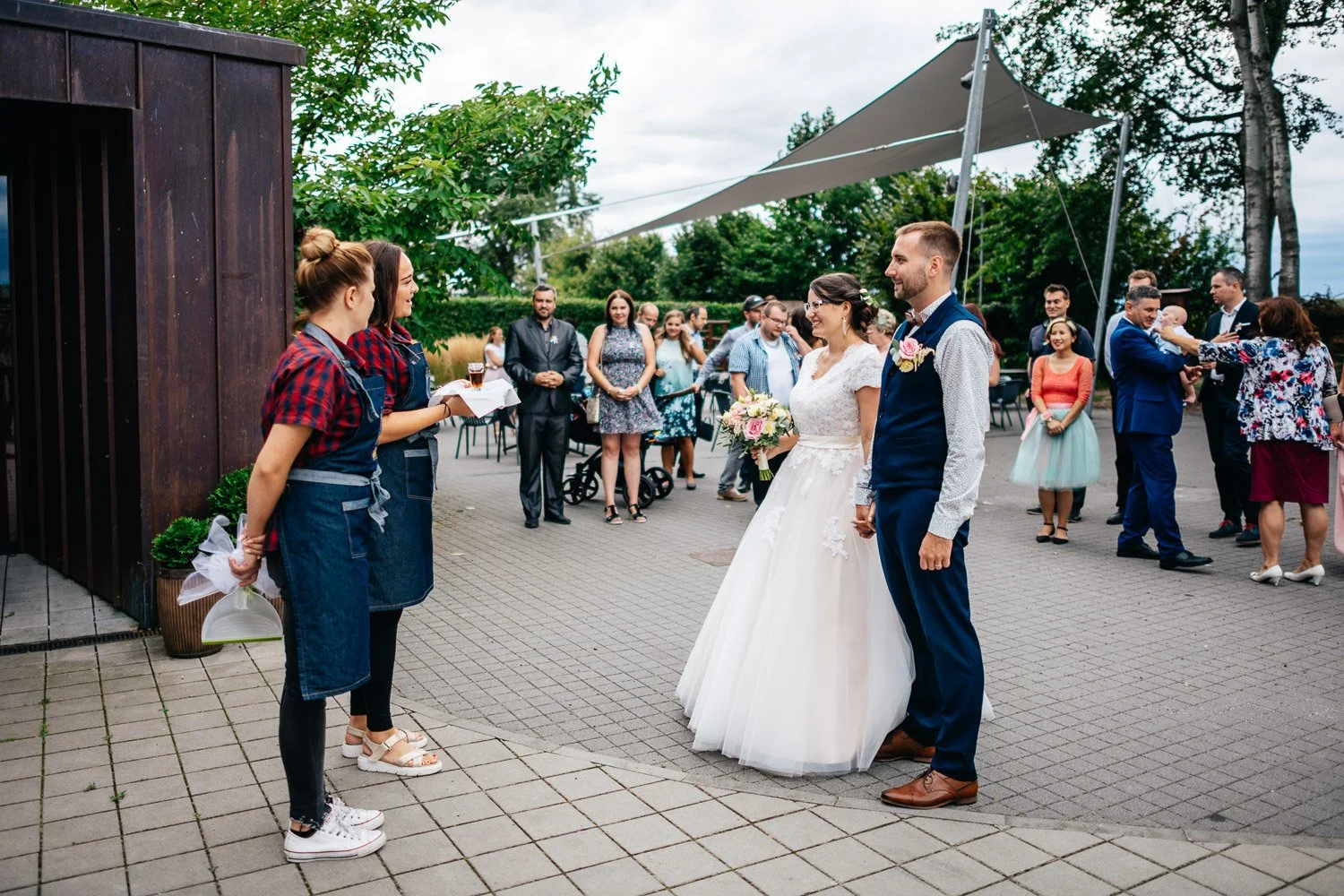 svatba-na-mole-novy-rybnik-pribram-045-uvitani-novomanzelu-patrik-Hacha-fotograf.jpg