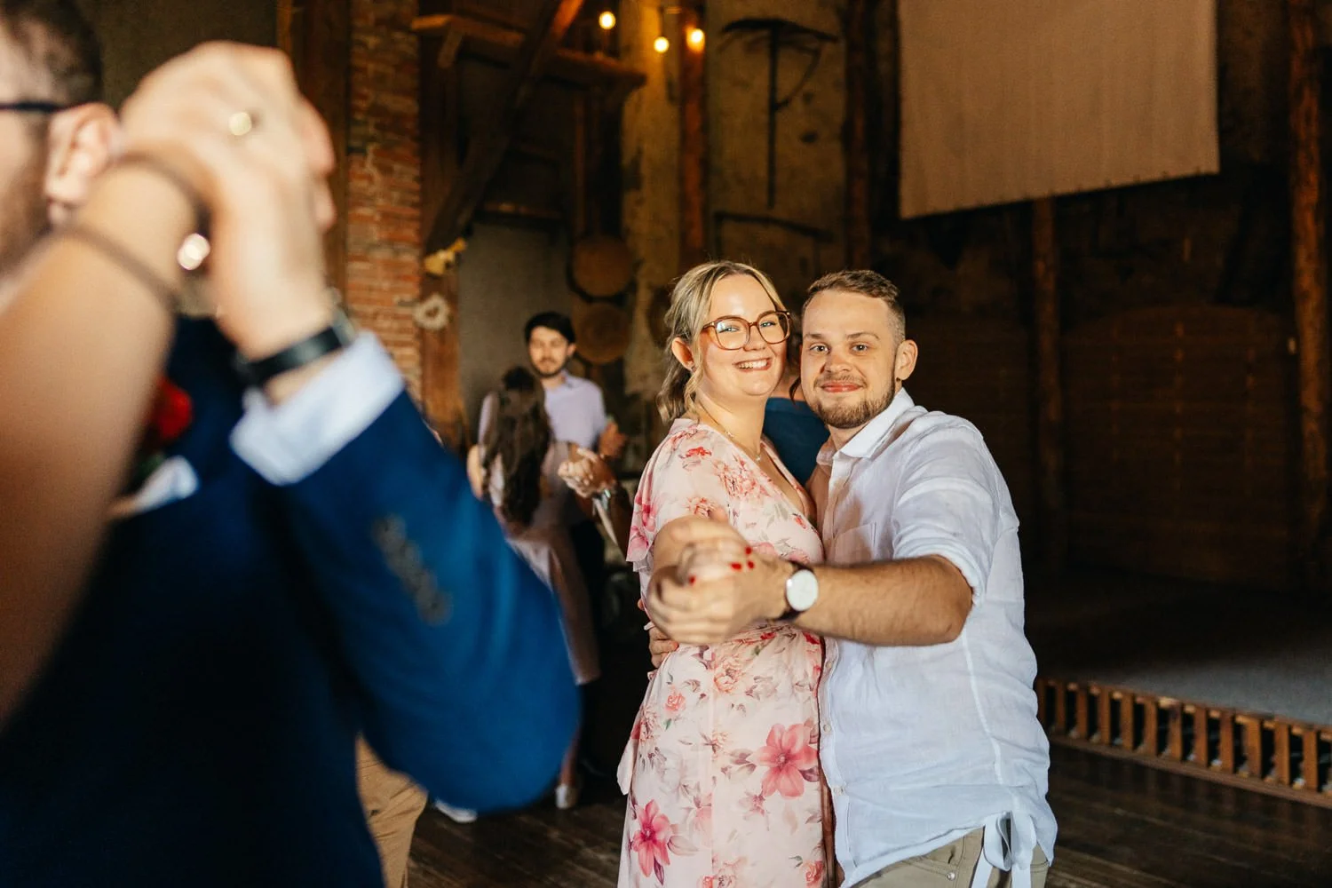 Svatba-statek-vletice-102-hoste-tancuji-atmofera-patrik-Hacha-fotograf.jpg
