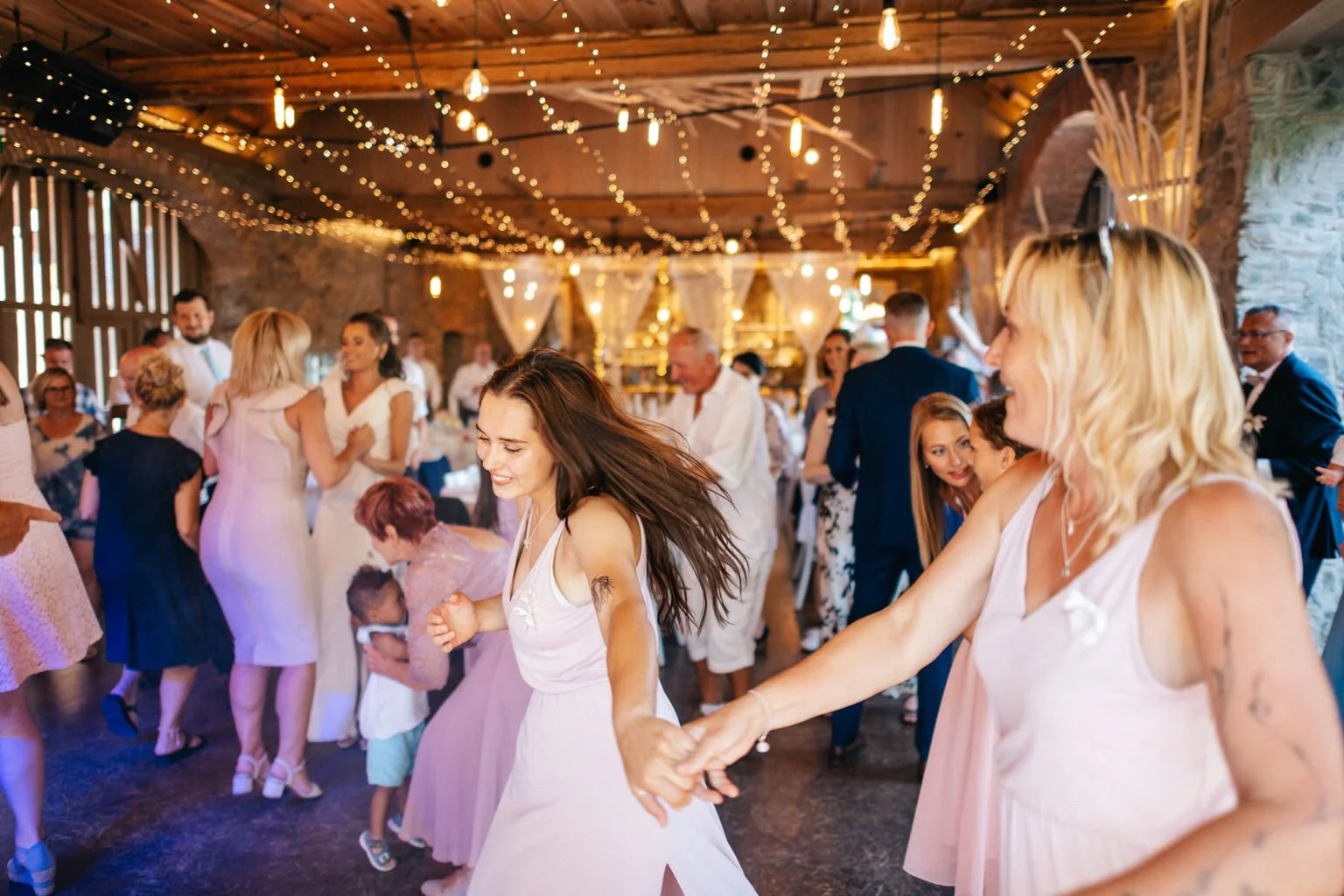 statek-vsetice-svatba-letni-boho-wedding-love-prague-fotograf-patrickhacha-2022111.jpg
