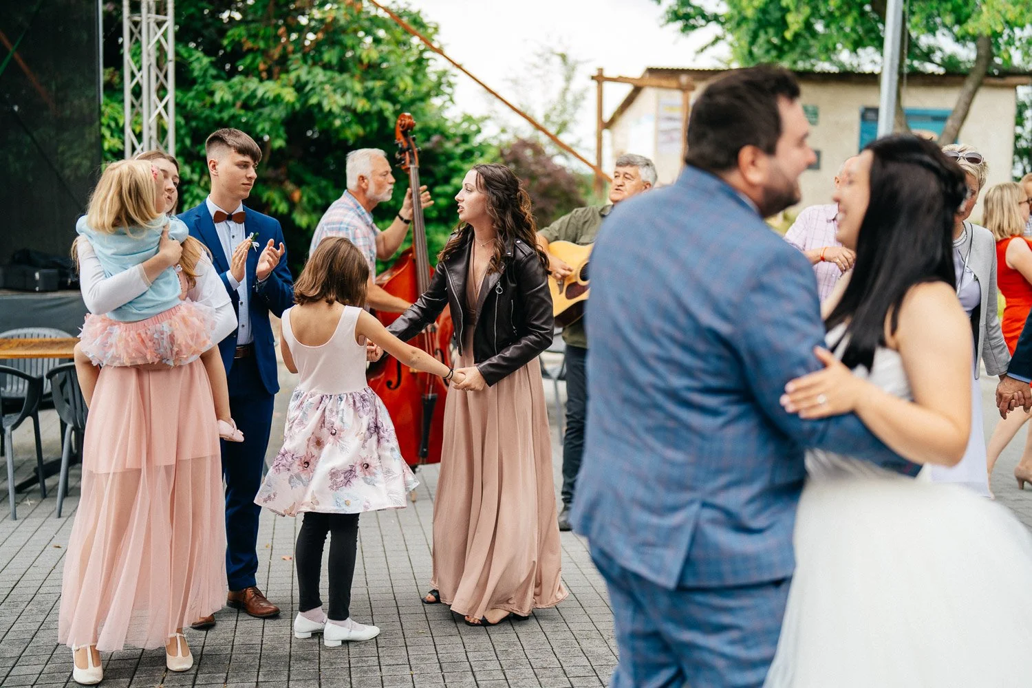 svatba-v-pivovaru-novy-rybnik-087-hoste-tancuji-s-detmi-patrik-Hacha-fotograf.jpg