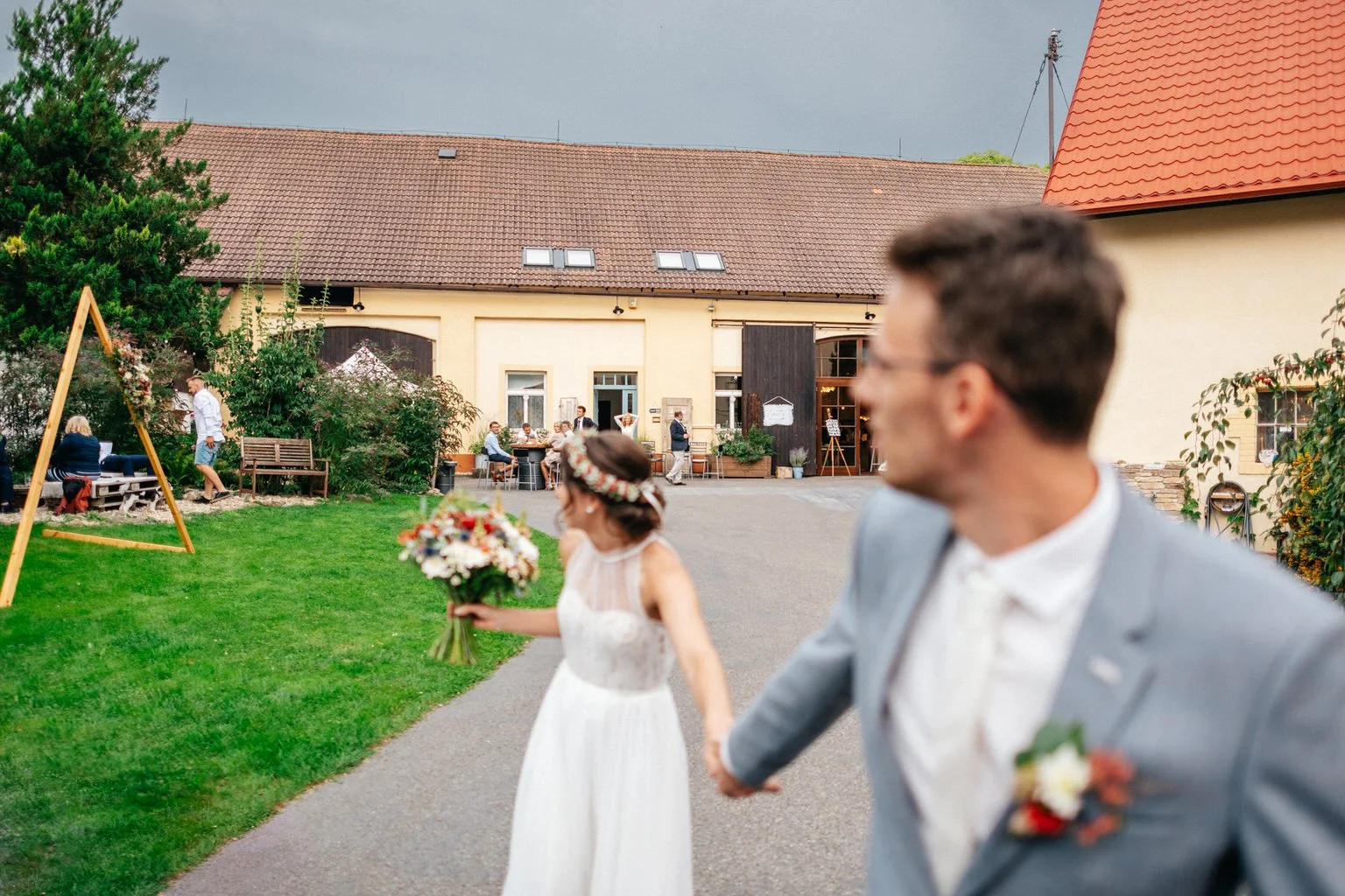 svatba-praha-stodola-holyne-2022-fotograf-patrickhacha-prague-wedding95.jpg