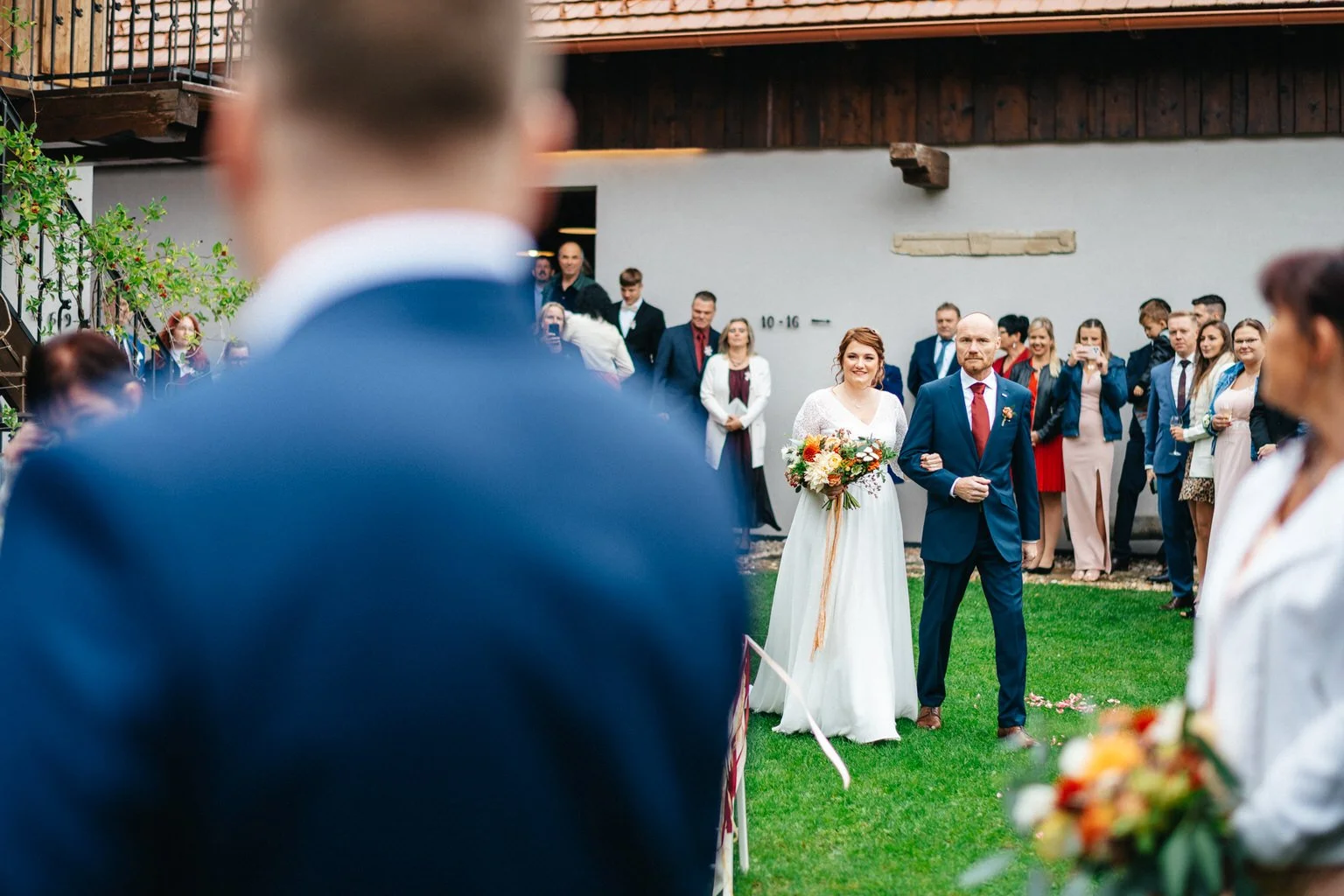 svatba-v-desti-farma-kalhov-fotograf-2022-wedding-prsi-venkovni-patrickhacha21.jpg