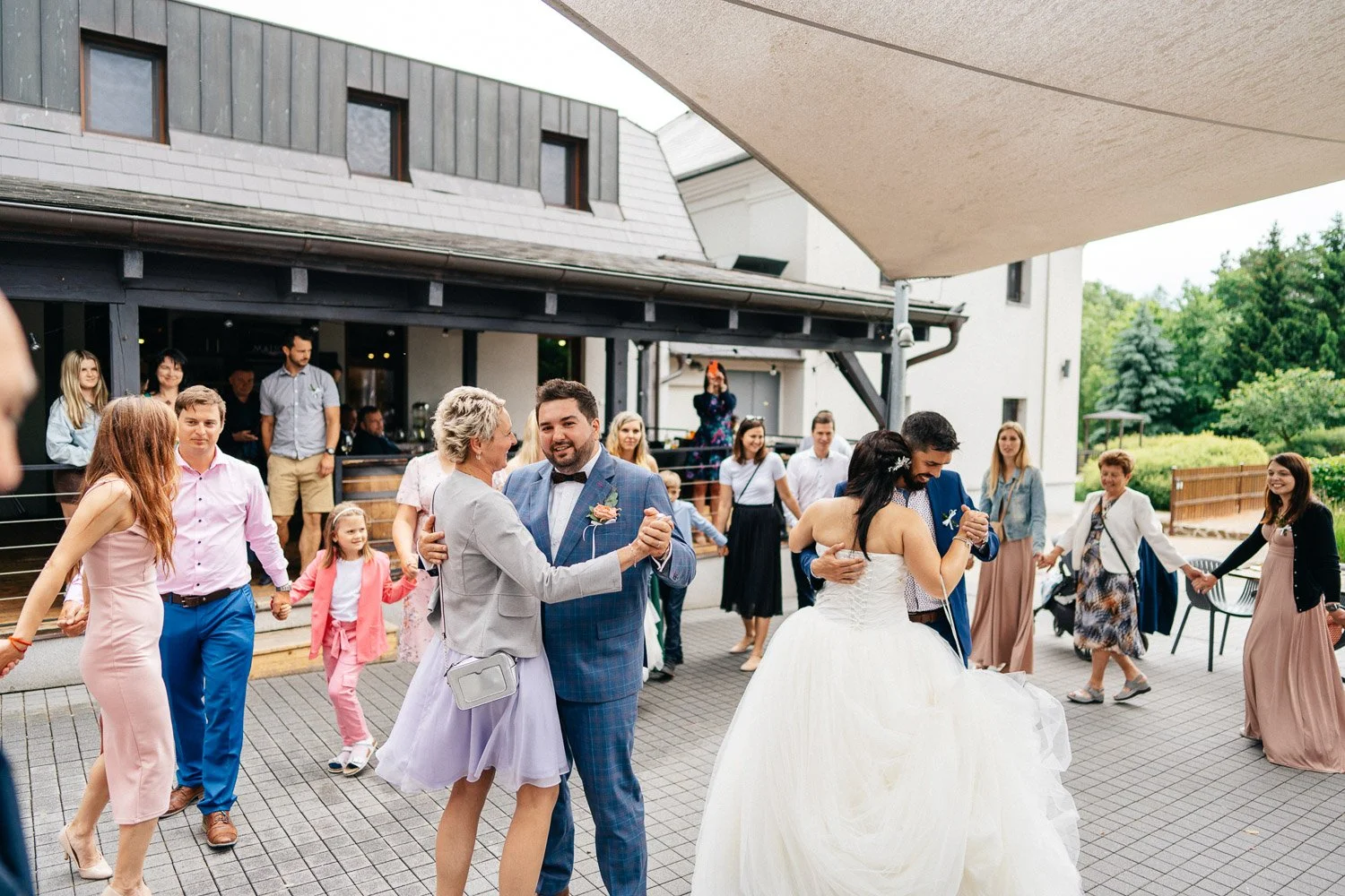 svatba-v-pivovaru-novy-rybnik-084-hoste-tancuji-s-novomanzely-patrik-Hacha-fotograf.jpg