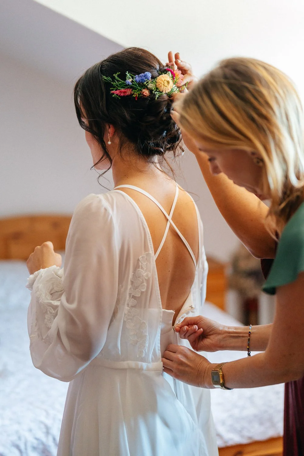 Svatba-pension-smolotel-004-pripravy-nevesta-kytice-patrik-Hacha-fotograf.jpg