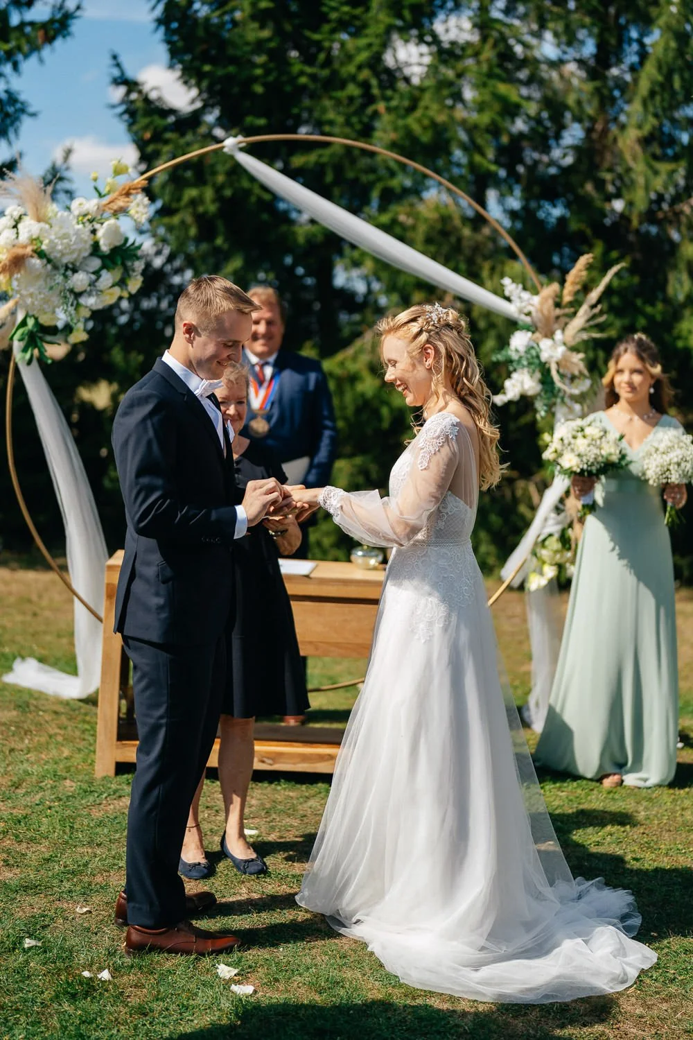 Svatba-statek-u-kaplicky-043-vymena-prstenu-patrik-Hacha-fotograf.jpg
