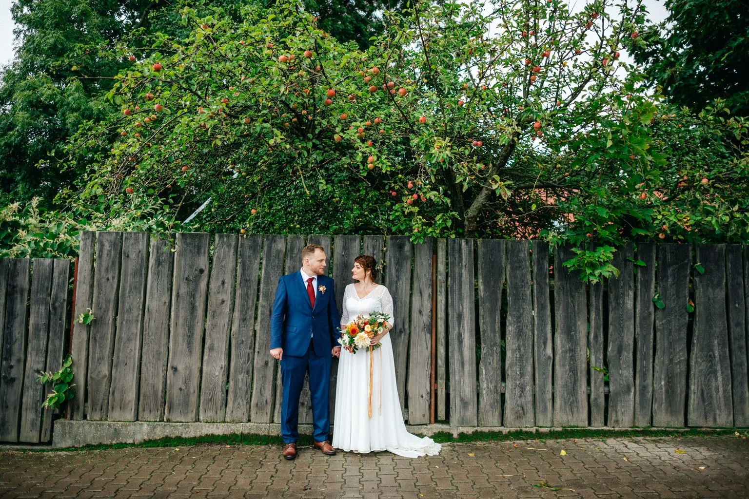 svatba-v-desti-farma-kalhov-fotograf-2022-wedding-prsi-venkovni-patrickhacha63.jpg