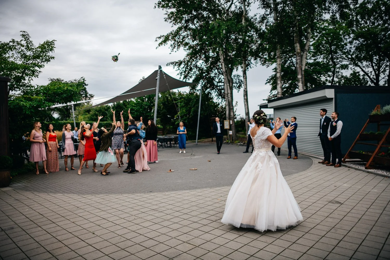 svatba-na-mole-novy-rybnik-pribram-073-chytej-kytku-holky-patrik-Hacha-fotograf.jpg