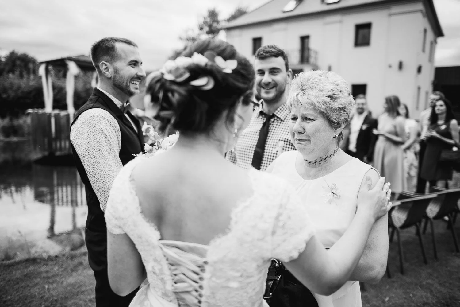 svatba-na-mole-novy-rybnik-pribram-033-rodina-gratulace-patrik-Hacha-fotograf.jpg