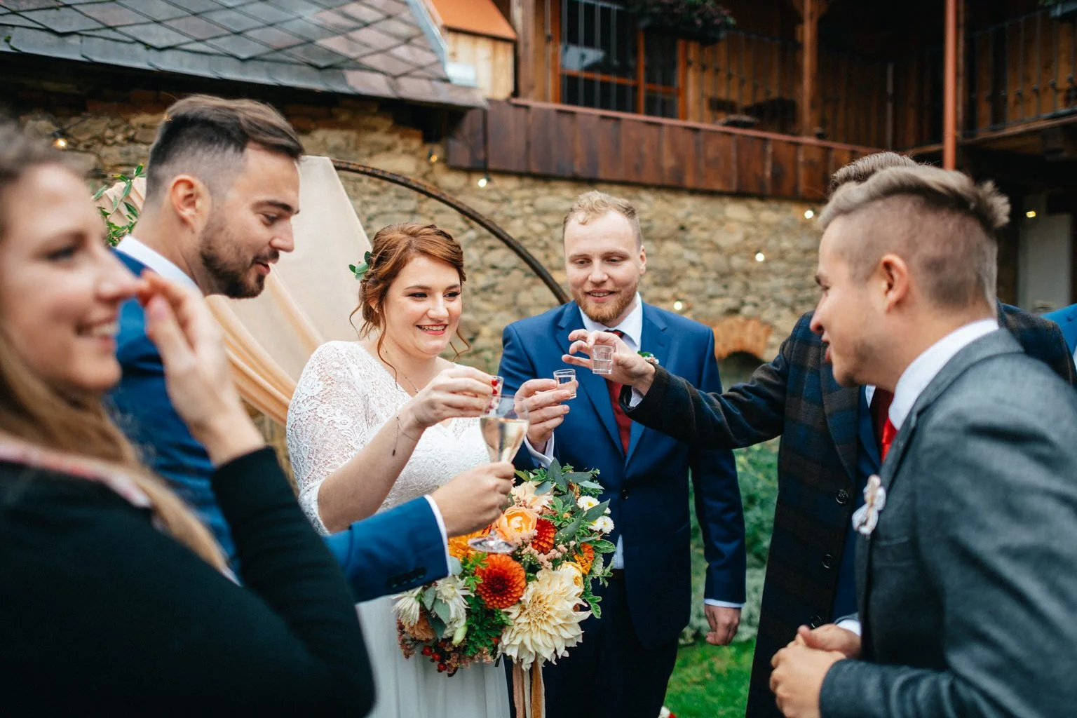 svatba-v-desti-farma-kalhov-fotograf-2022-wedding-prsi-venkovni-patrickhacha35.jpg