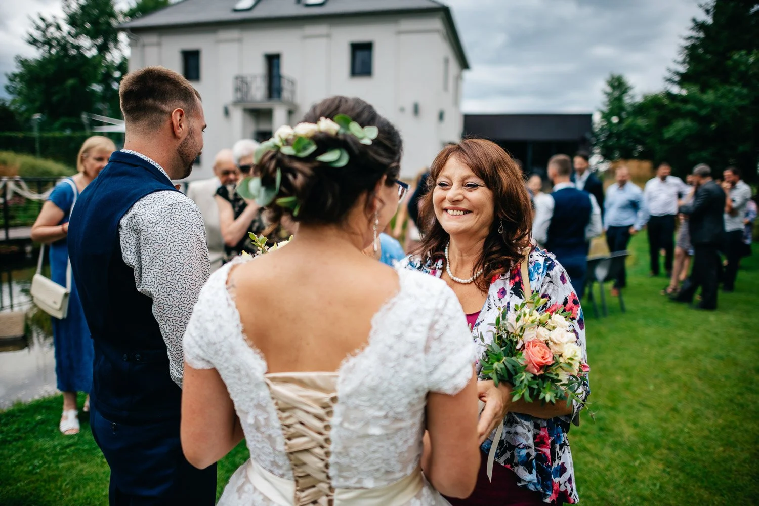 svatba-na-mole-novy-rybnik-pribram-028-hoste-gratulace-usmevy-patrik-Hacha-fotograf.jpg