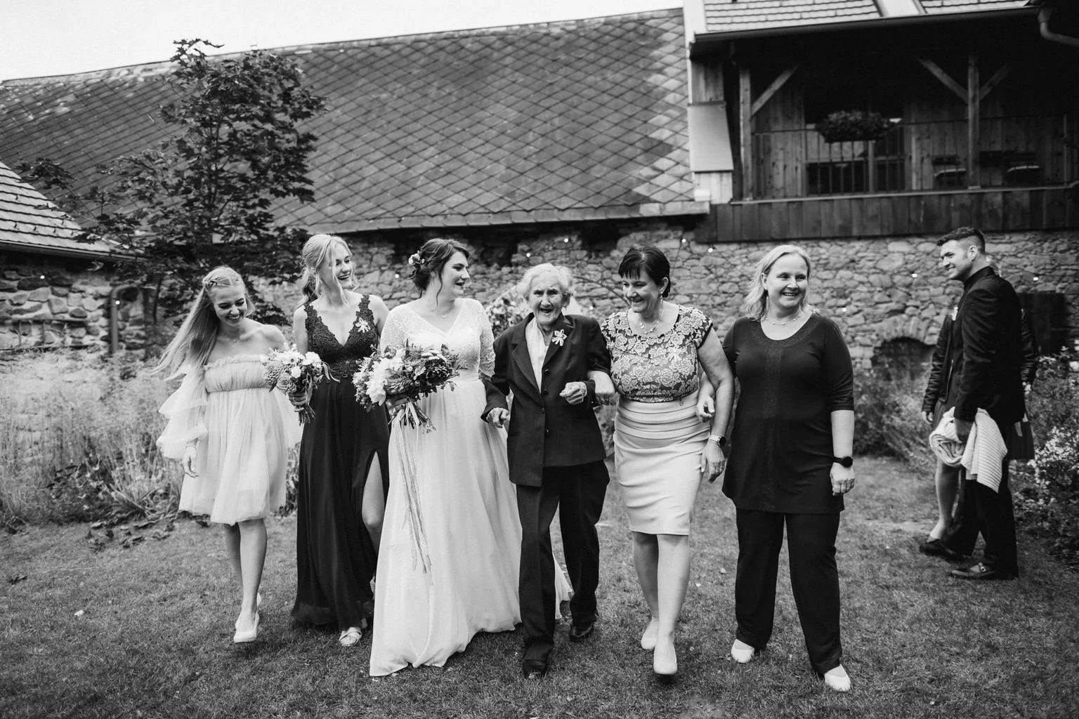 svatba-v-desti-farma-kalhov-fotograf-2022-wedding-prsi-venkovni-patrickhacha42.jpg