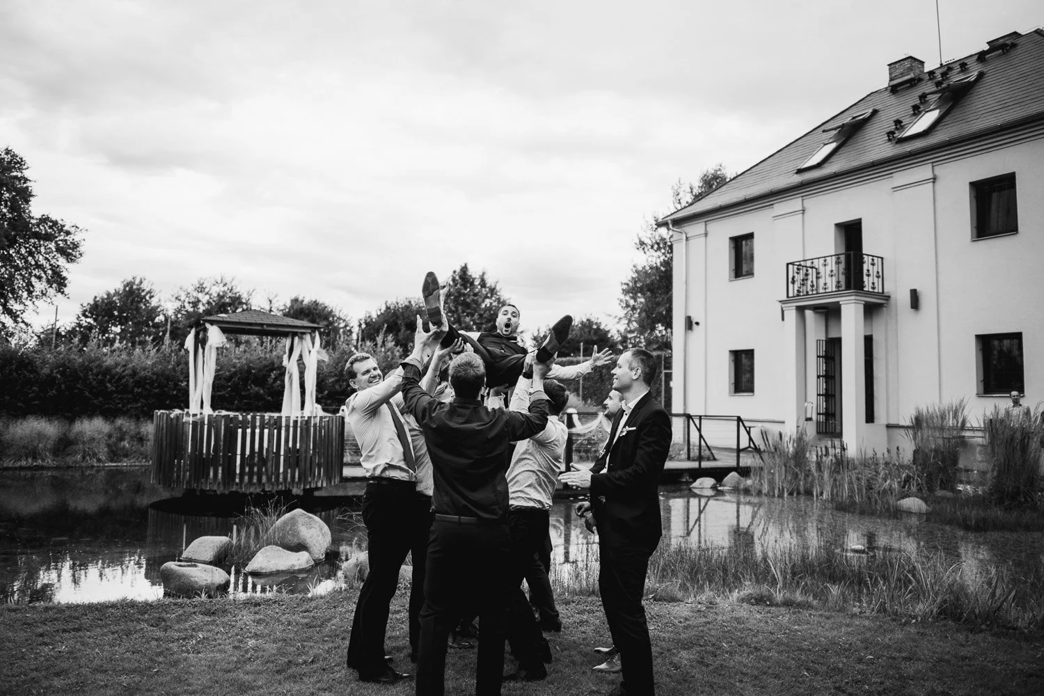 svatba-na-mole-novy-rybnik-pribram-041-hobla-zenich-hoste-chlapy-patrik-Hacha-fotograf.jpg