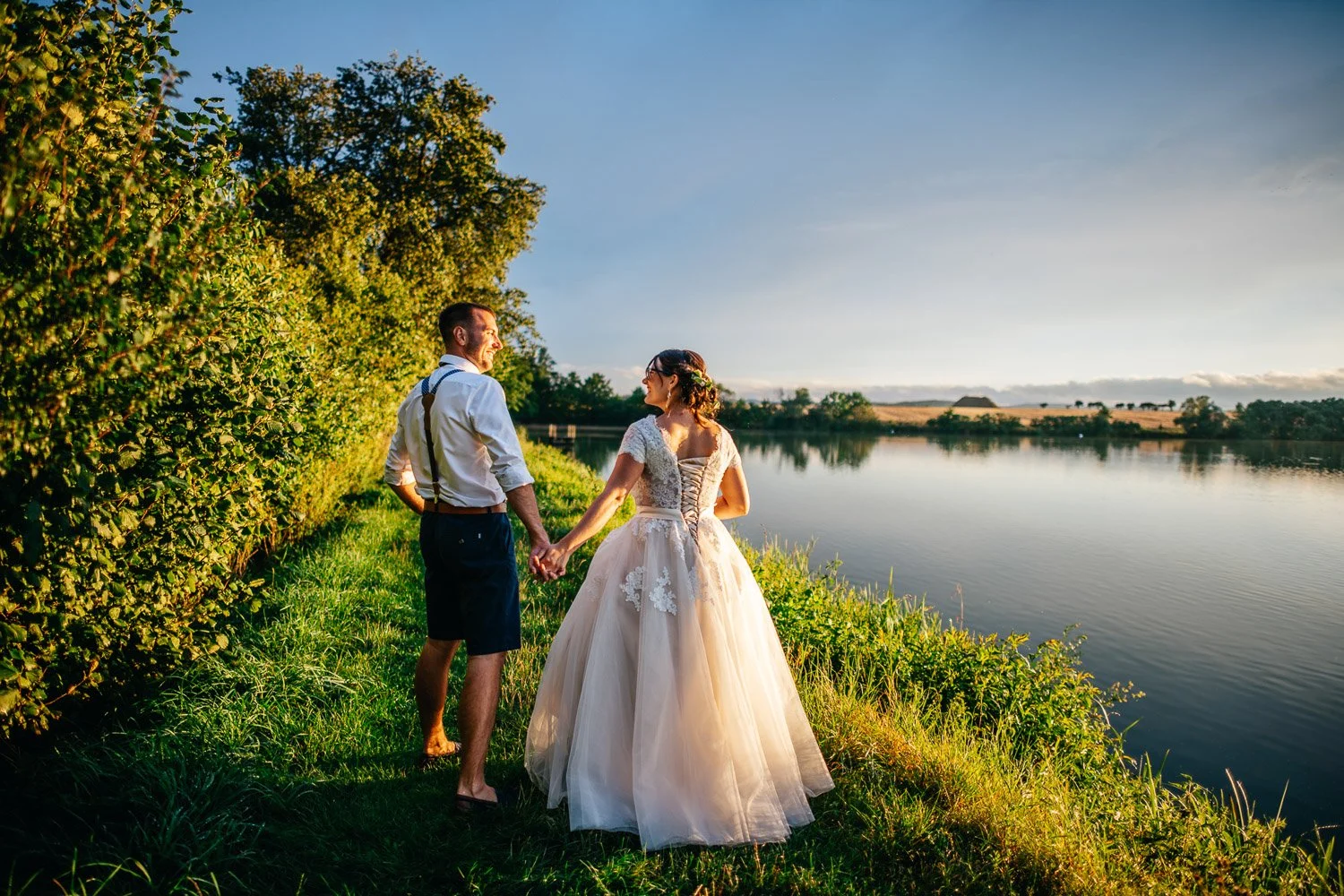 svatba-na-mole-novy-rybnik-pribram-079-novomanzele-prochazka-pri-zapadu-slunce-patrik-Hacha-fotograf.jpg