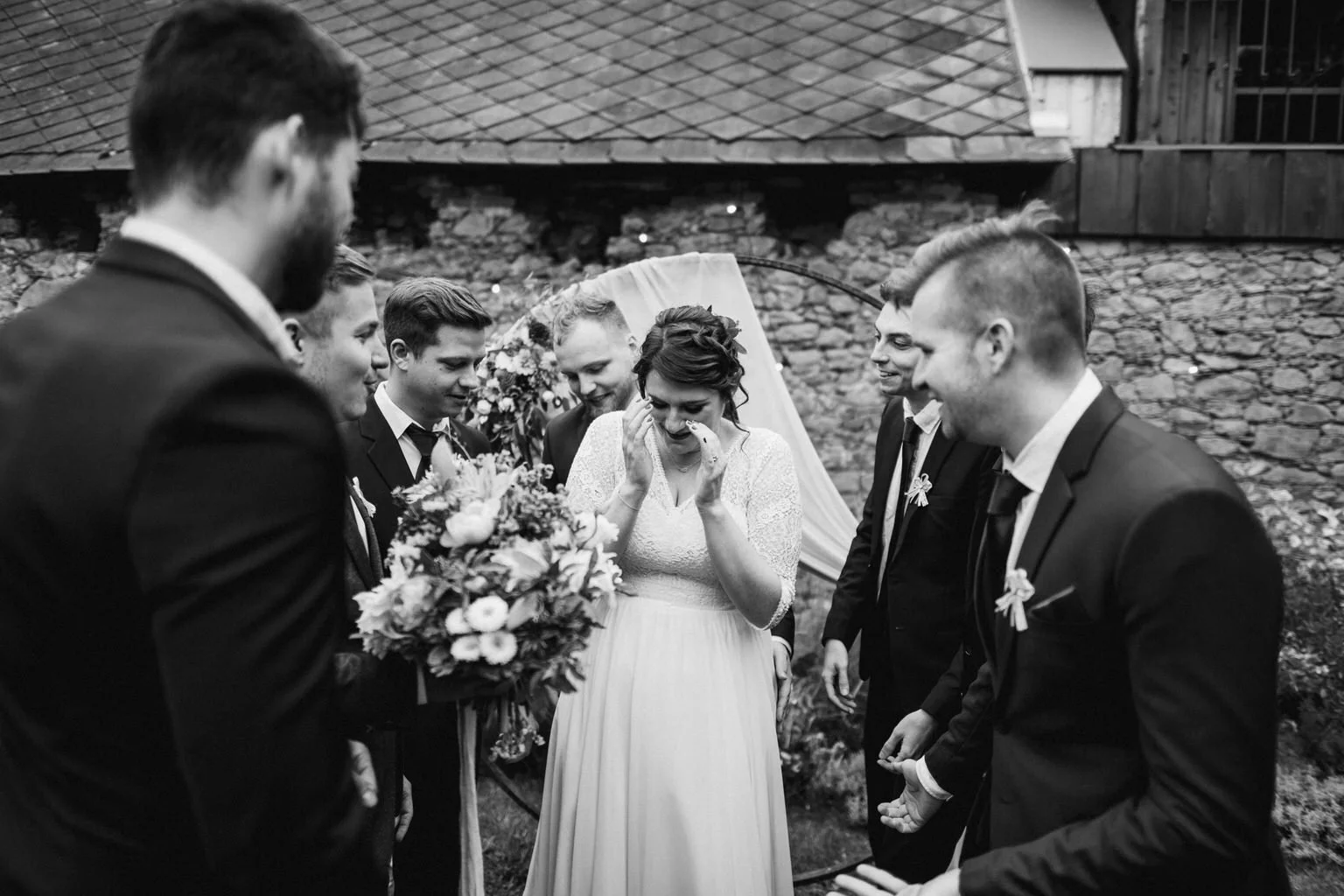svatba-v-desti-farma-kalhov-fotograf-2022-wedding-prsi-venkovni-patrickhacha37.jpg