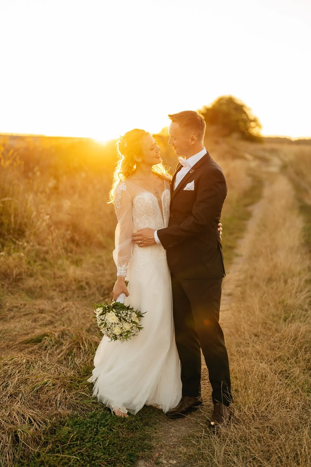 Svatba-statek-u-kaplicky-122-foceni-na-louce-patrik-Hacha-fotograf.jpg