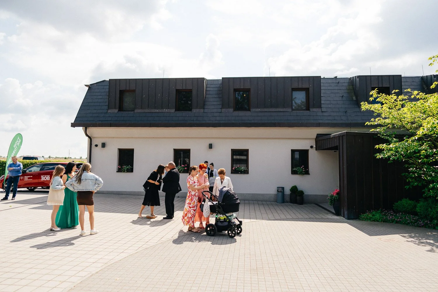svatba-v-pivovaru-novy-rybnik-013-hoste-prijizdi-na-misto-patrik-Hacha-fotograf.jpg