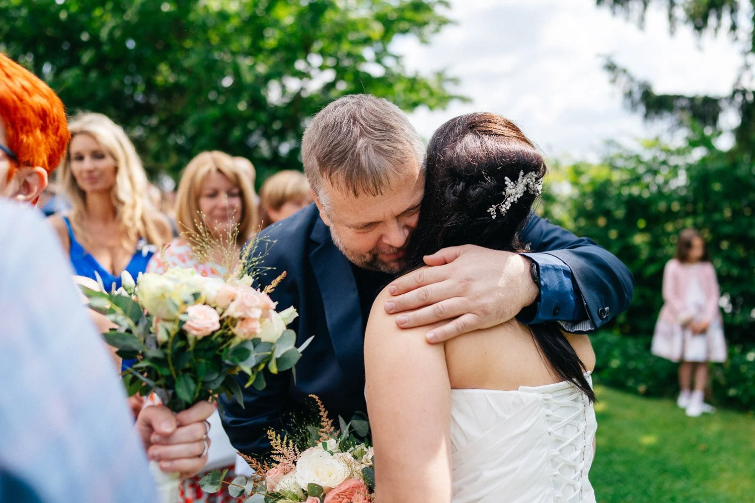 svatba-v-pivovaru-novy-rybnik-038-gratulace-od-hostu-patrik-Hacha-fotograf.jpg