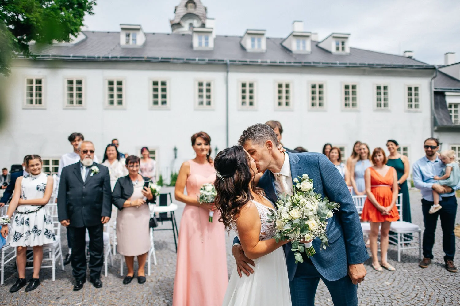 SVATBA-panstvi-dlouha-lhota-032-prvni-polibek-obrad-nevesta-zenich-patrik-Hacha-fotograf.jpg
