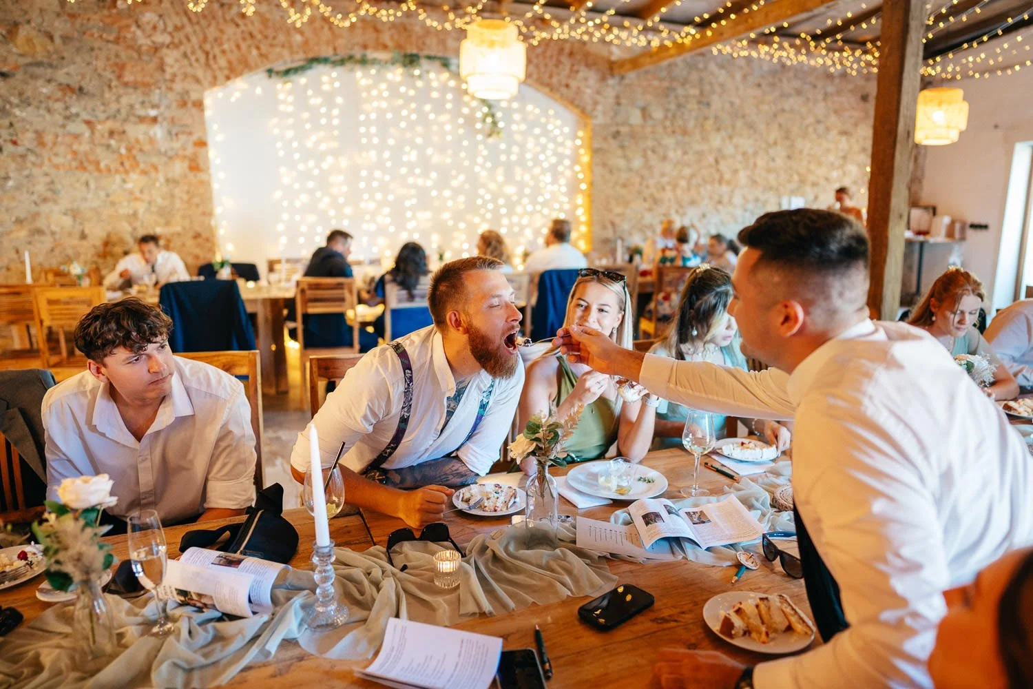 Svatba-statek-u-kaplicky-082-ochutnavka-dortu-hoste-patrik-Hacha-fotograf.jpg