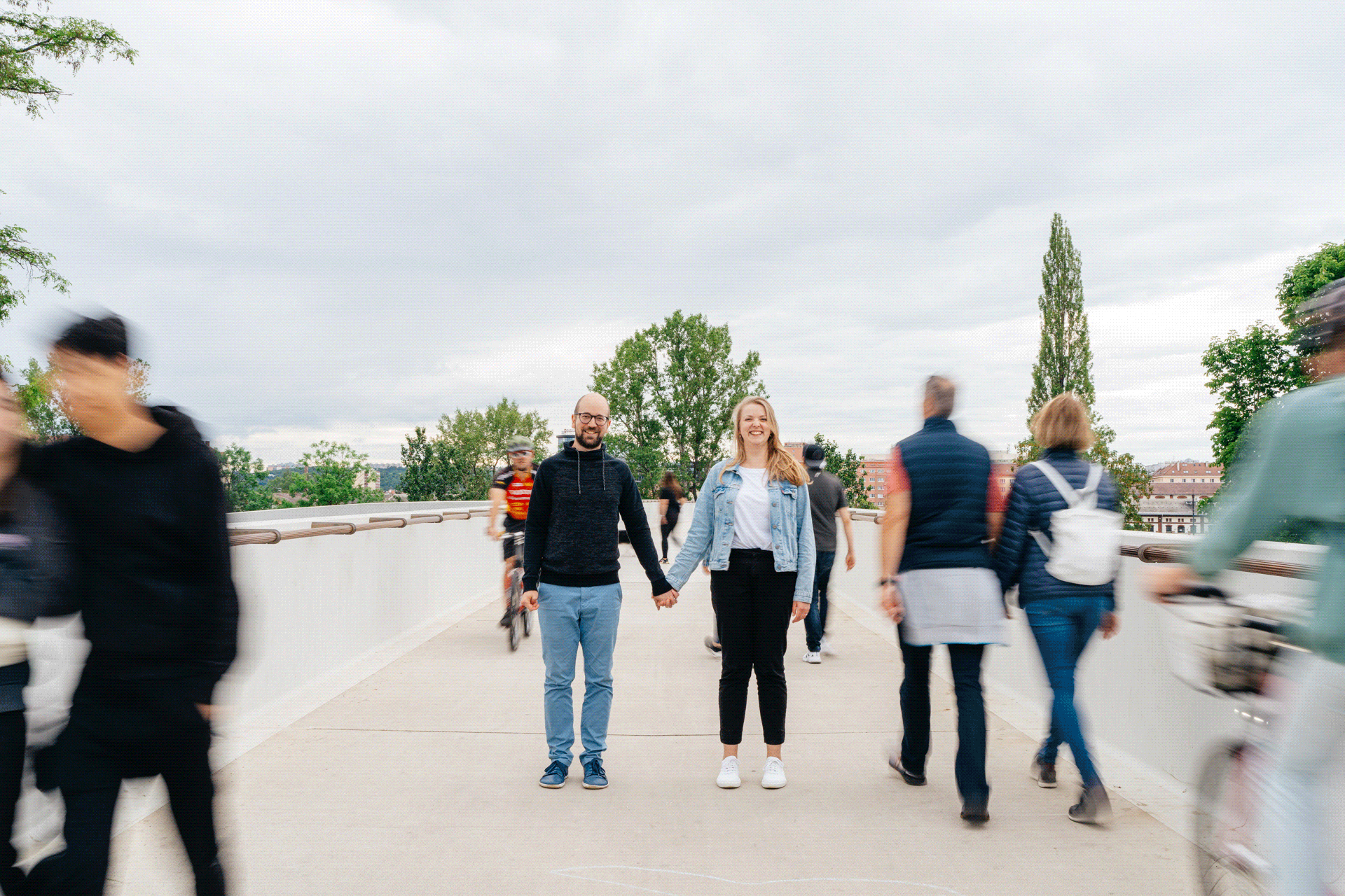 predsvatebni-foceni-004-praha-par-laska-lavka-patrik-Hacha-fotograf.gif