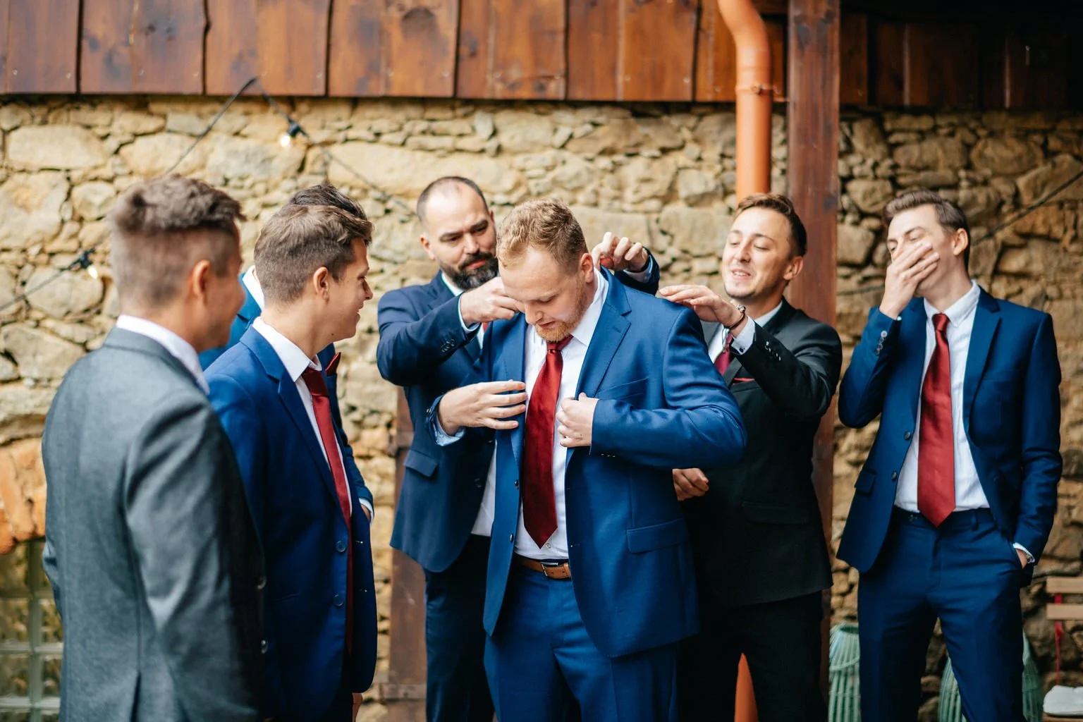 svatba-v-desti-farma-kalhov-fotograf-2022-wedding-prsi-venkovni-patrickhacha12.jpg