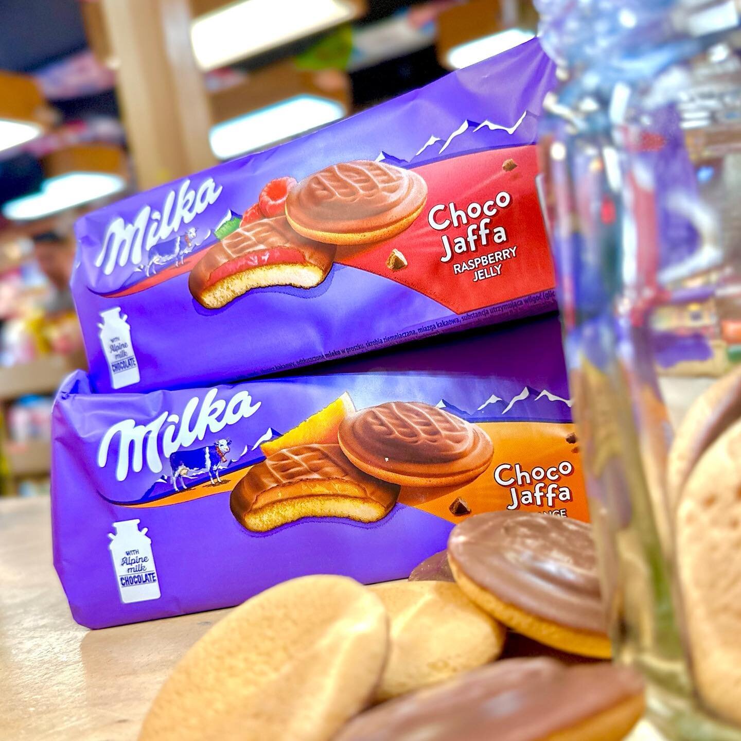 Biscuit, jelly, chocolate&hellip;🤤

Milka treats that are perfect for anytime of the day! 

#milka #milkachocolate #jaffa #biscuit #oldetymecandyshoppe #canmore #canadianrockies #snacks #snack #treat #candyshop #candyphotography #candystore