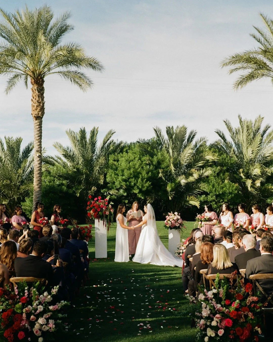 Classic colors, just styled with a little more intention ✨⁣
⁣
Photo: @westimagery⁣
Coordinator: @adaliaroseevents⁣
Florals: @flowersattiffinys⁣
Linens: @raquelslinens