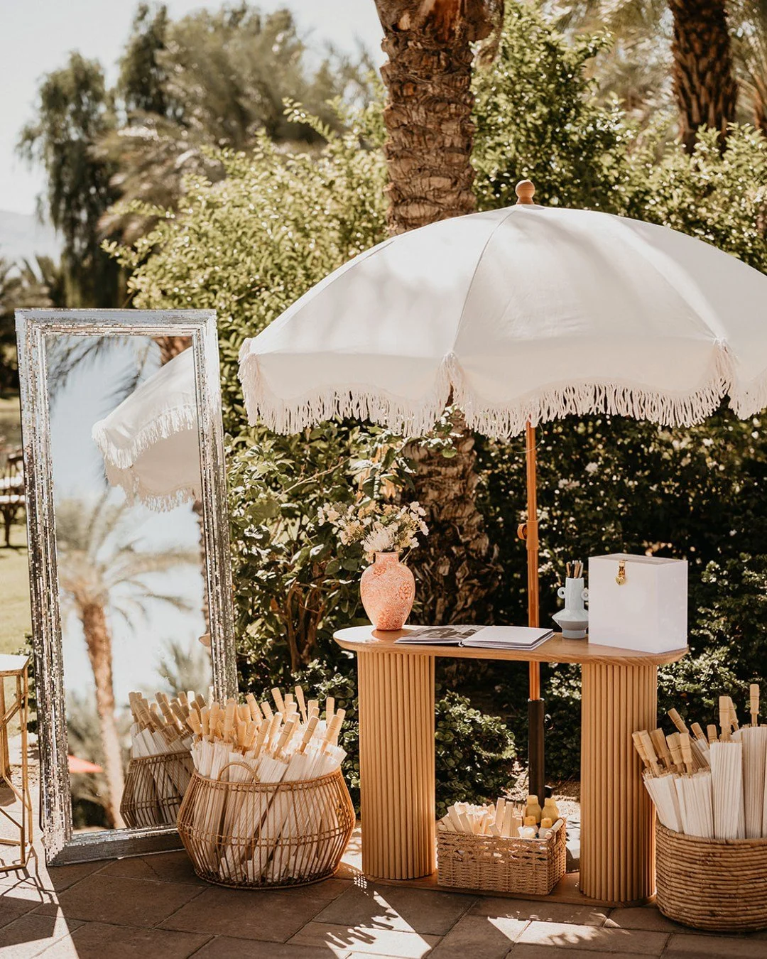 The most cohesive weddings treat every touchpoint as part of the design. Welcome drinks, bar menus, and cocktail spaces all tie back to the same palette so nothing feels disconnected 🏵️⁣
⁣
Photo: @byalexaleigh⁣
Florals &amp; Planning: @knotsandbelle