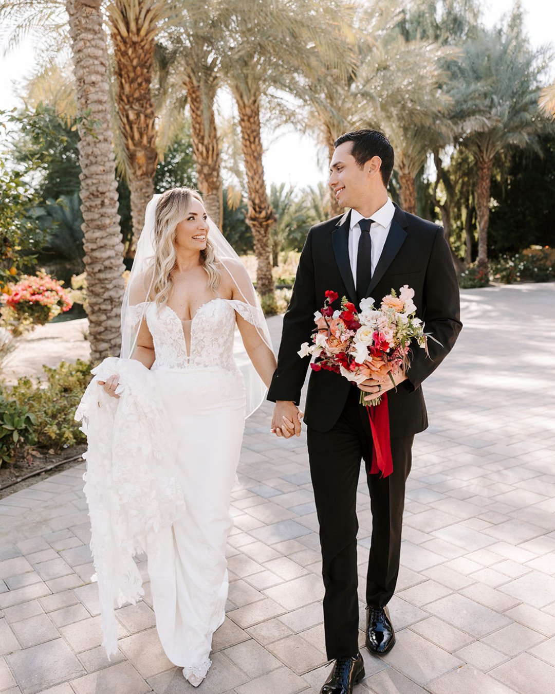 A little surprise to keep things interesting ✨⁣
⁣
Photo: @loversoflove⁣
Florals: @sparksandsand