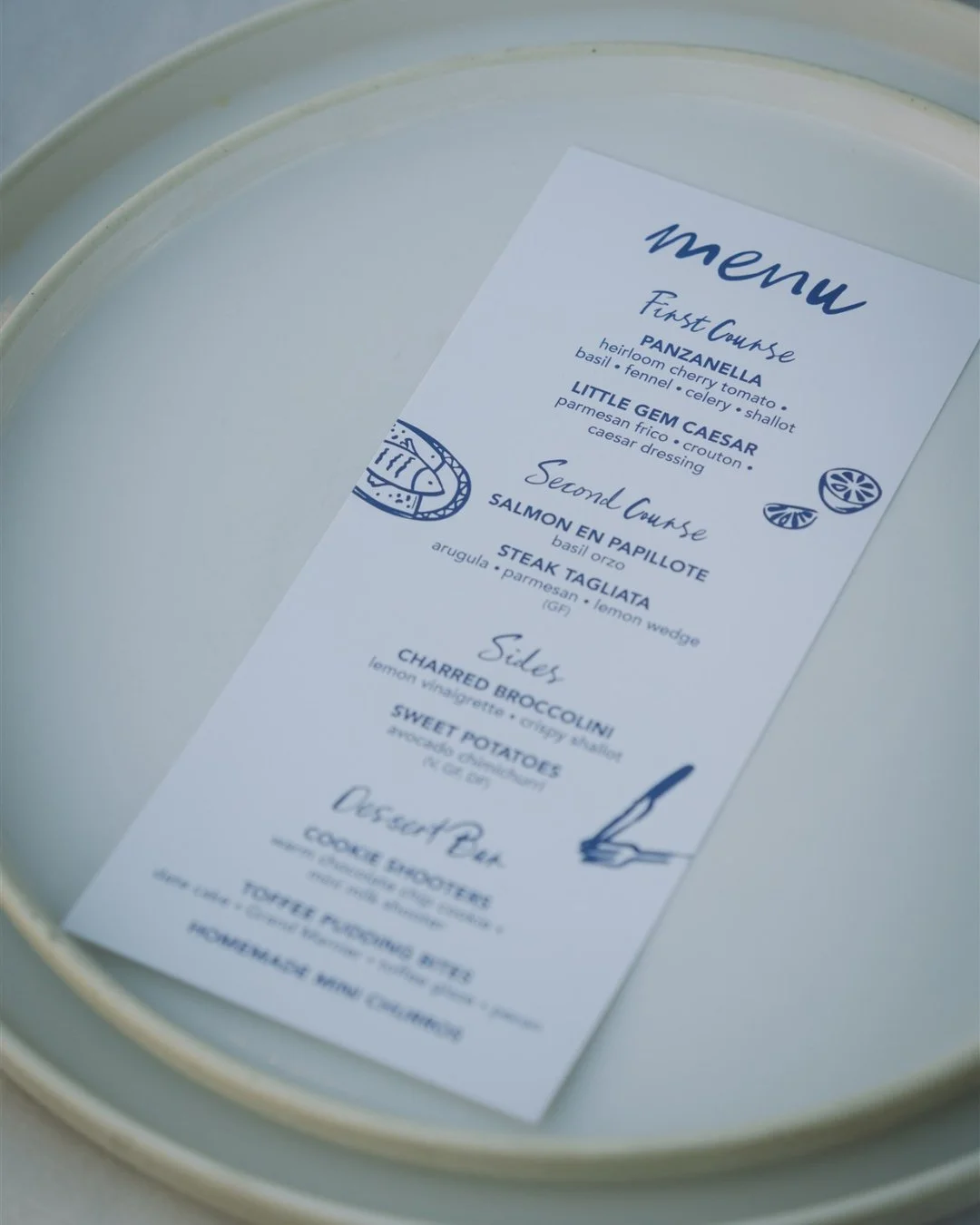 If you want your reception to feel elevated, focus on layers. Textured linens, stoneware, paper goods, and florals all work together create depth that reads well both in person and in photos 🌼⁣
⁣
Photo: @westimagery⁣
Planning: @champagnedreams.co⁣
R