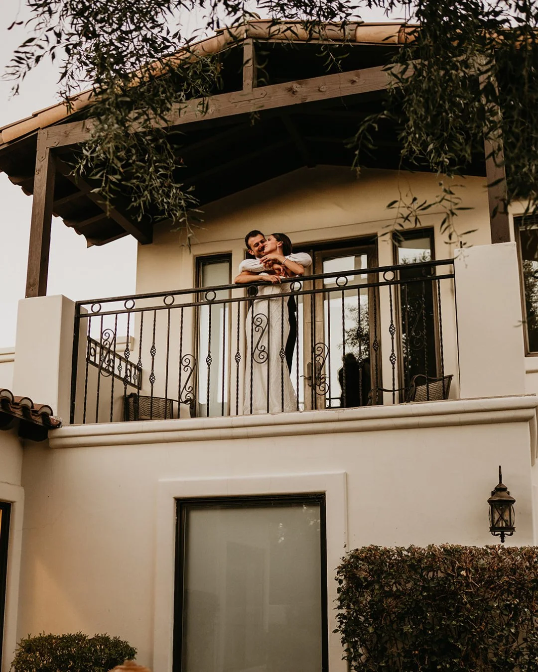 That balcony moment never misses 🤍⁣
⁣
Photo: @byalexaleigh⁣
Florals &amp; Planning: @knotsandbelles