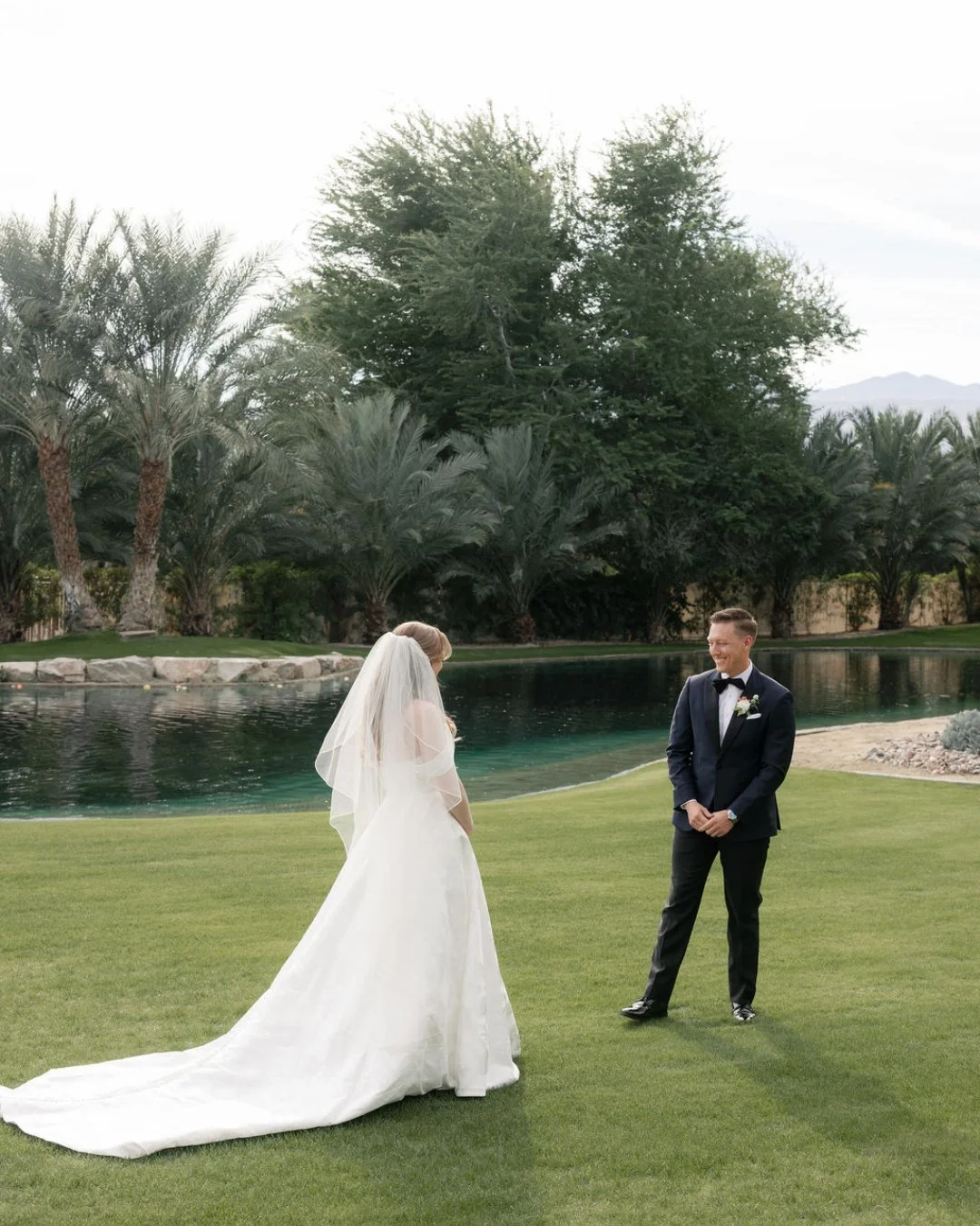 Some of the best portraits happen when you&rsquo;re not over-directing. Giving space for natural interaction usually results in moments that feel more personal and less staged 🤍⁣
⁣
Photo: @erinwiesephoto ⁣
Second Photographer: @paigenelsonphoto