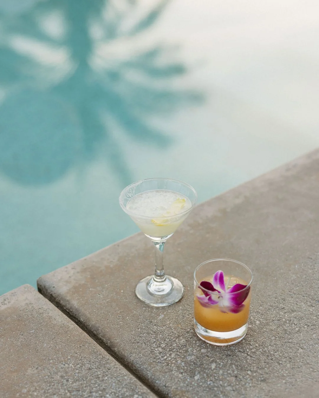 Blue hues for this elegant poolside cocktail hour 🍸 Summer's fast approaching, which means the pool is about to be a fan-favorite. Don't worry, we'll keep the lounge chairs at the ready⁣
⁣
Photo: @erinwiesephoto ⁣
Planner: @concept.create.celebrate 