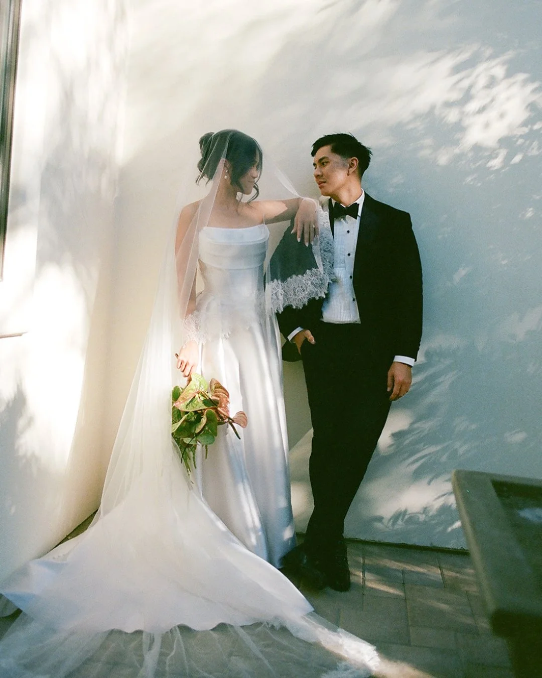 Vogue called, they want their cover photos back 📸🤍⁣
⁣
Photographer: @paigenelsonphoto⁣
Florist: @sweetfloraldreams⁣
Stylist and Planner: @laurelstreetevents