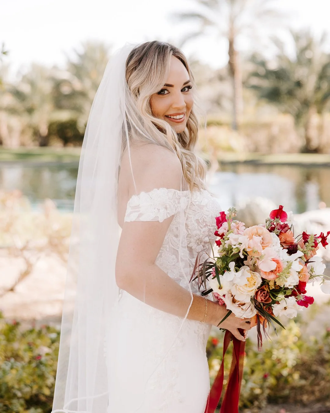 Soft structure, bold florals, and a dress that understood the assignment ✨⁣
Bridal style that feels equal parts classic and current⁣
⁣
Photo: @loversoflove⁣
Florals: @sparksandsand