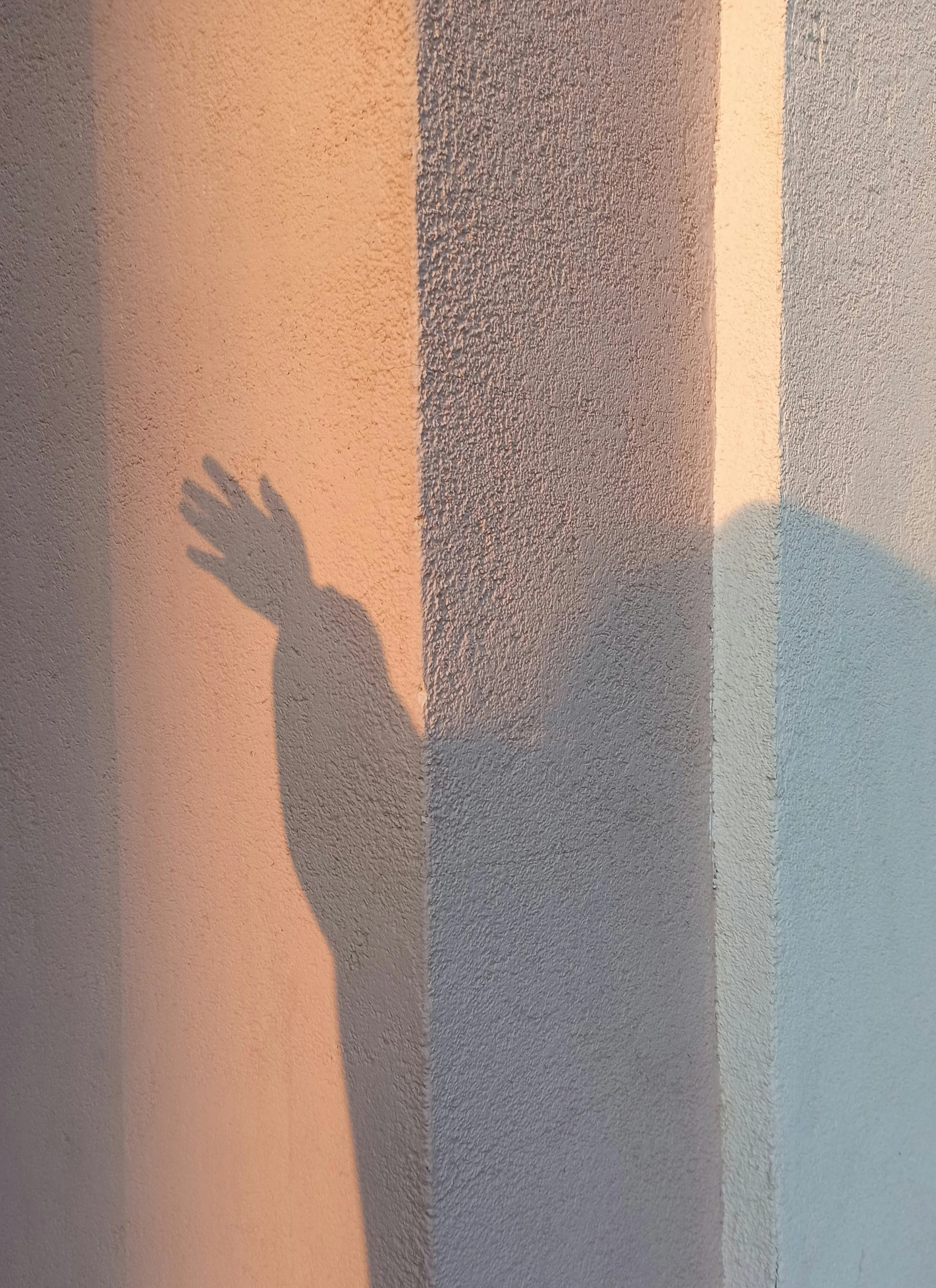 Schattensilhouette einer ausgestreckten Hand – innere Themen in der Hypnosetherapie für hochsensible Menschen Hamburg
