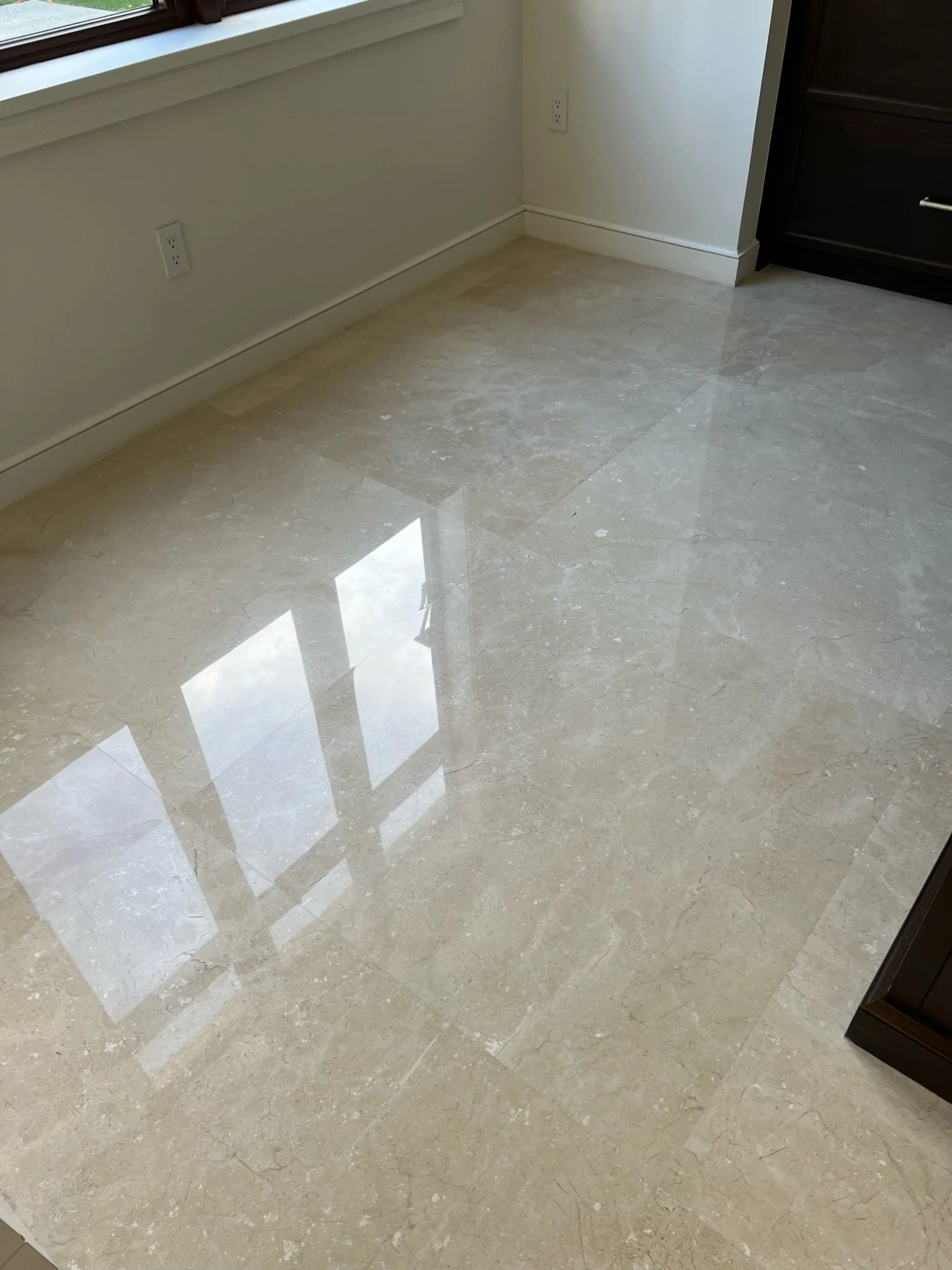 polishes marble flooring