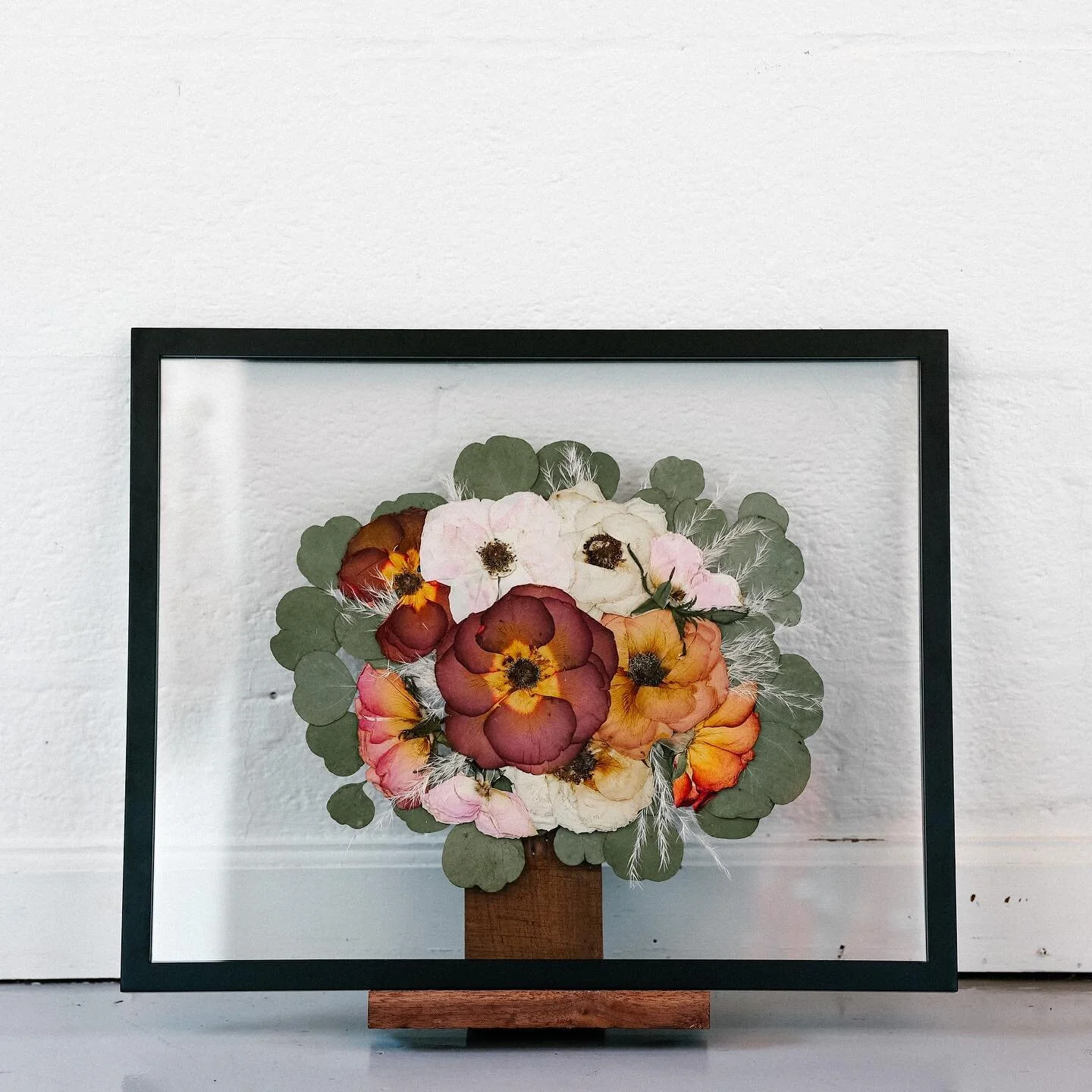 These roses were like straight up sunsets 🌅 Which is very fitting because it came all the way from Tulum, Mexico. ⏩swipe to see the before⏩
&bull;
&bull;
&bull;
#floralpreservation #pressedflowers #pressedbouquet #bouquetpreservation #bringnatureins
