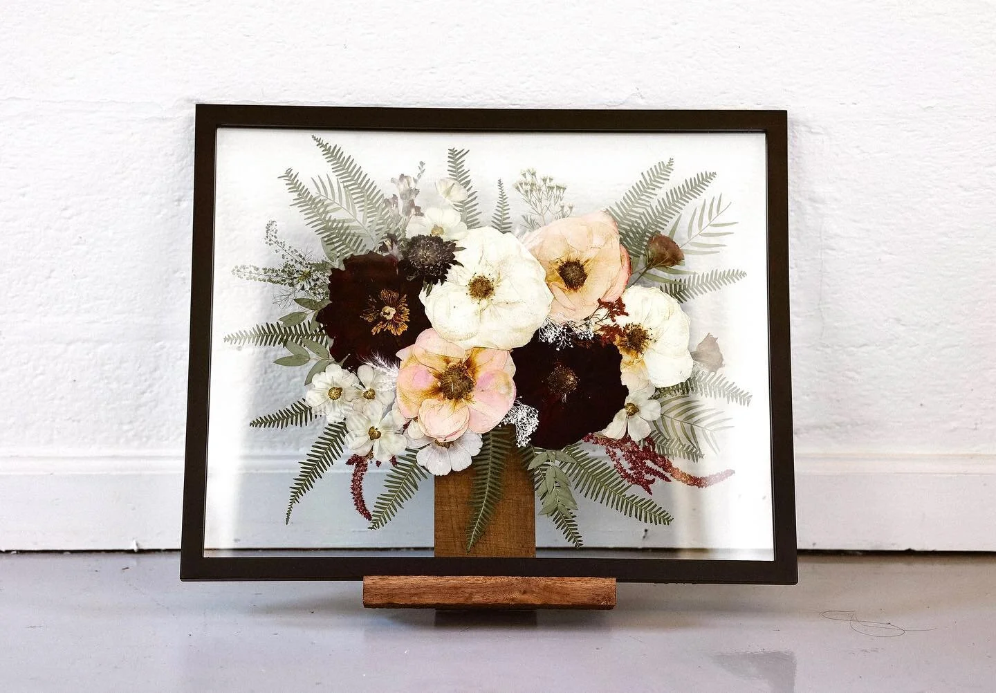 16 x 20 in a Black Frame - Lauren had a late fall wedding with one of the most largest prettiest bouquets.. and the green ferns were icing on the cake when creating this piece. 😍
📷: @kymberlyjanellephoto 
💐: @coutureweddingflowerskc 
&bull;
&bull;