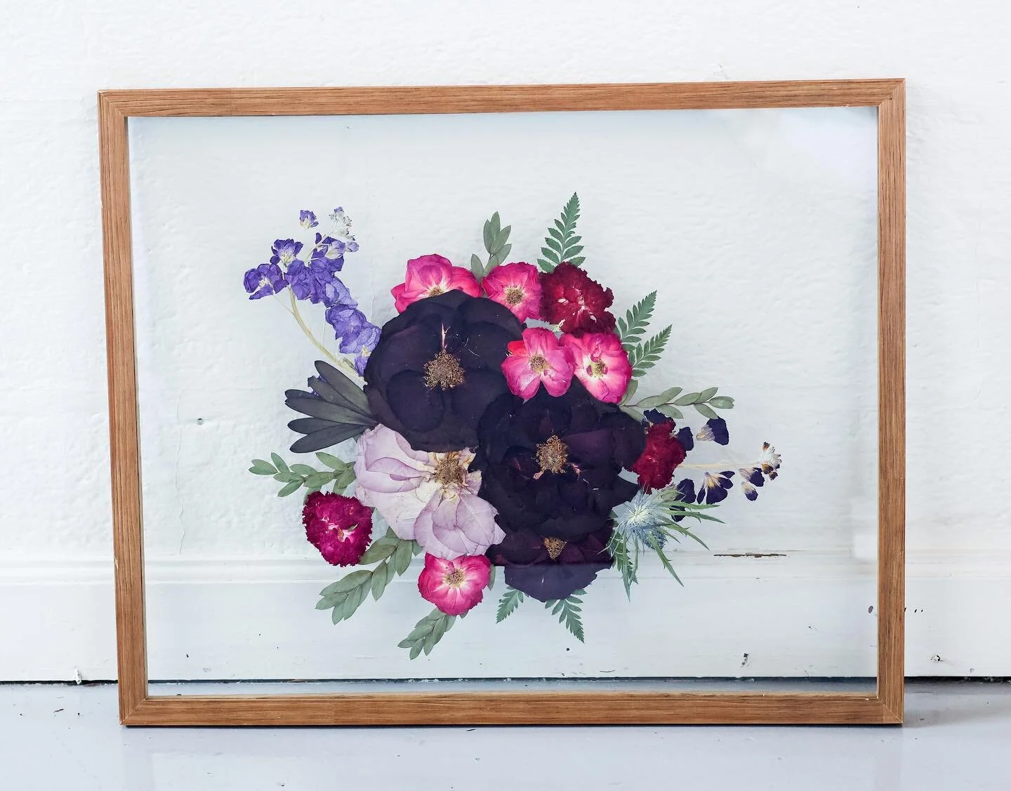 16 x 20 in our custom Oak Frame.
Those lil bebe pink roses are just the cutest aren&rsquo;t they?!
📸 : @wthestudio 
&bull;
&bull;
&bull;
#floralpreservation #pressedflowers #pressedbouquet #bouquetpreservation #bringnatureinside #preservedflowers #k
