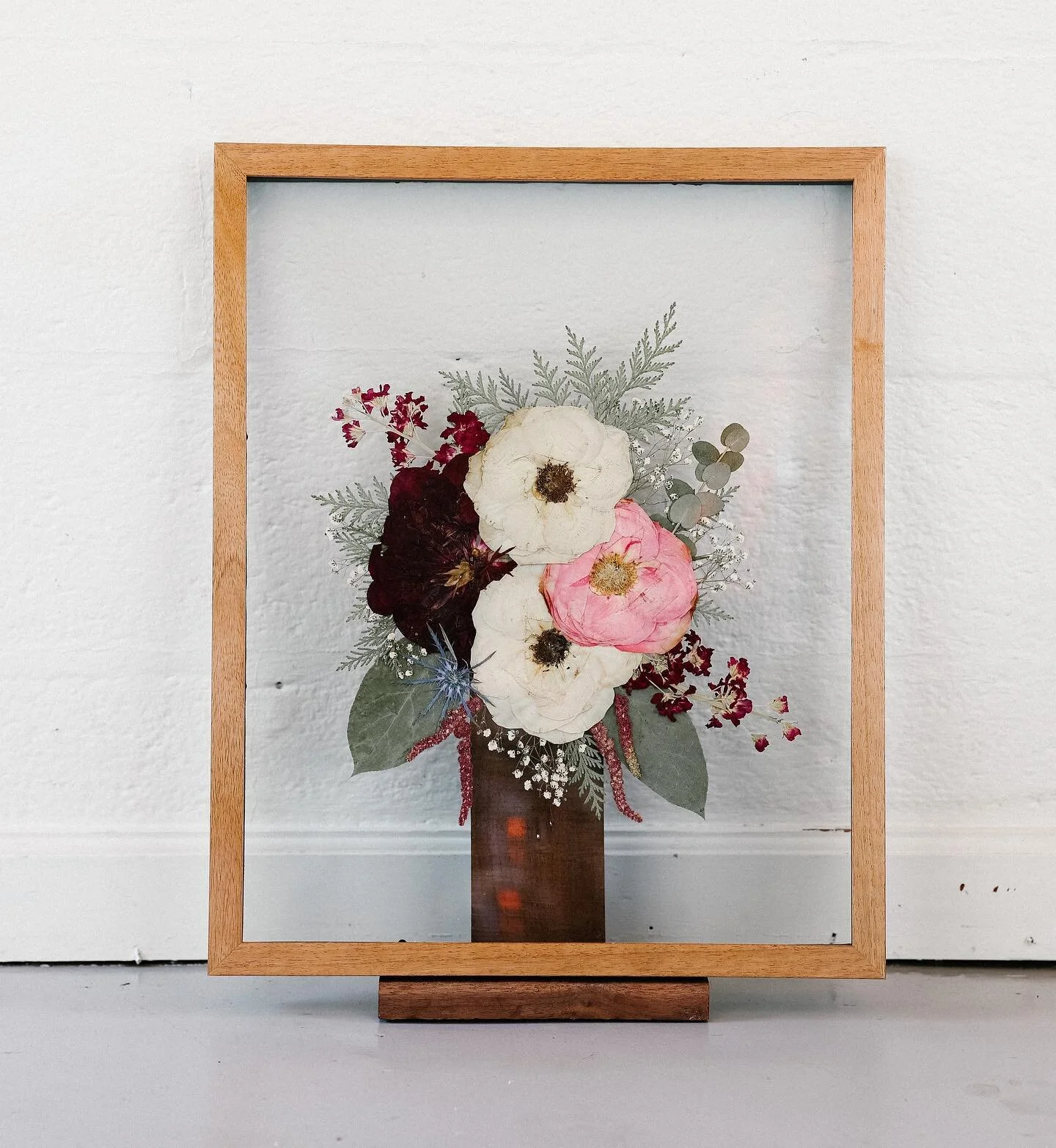 A portrait styled 16 x 20 in a custom oak frame. This size is our BESTSELLER. 
&bull;
&bull;
&bull;
#floralpreservation #pressedflowers #pressedbouquet #bouquetpreservation #bringnatureinside #preservedflowers #kcartist #kansascityfloraldesign #flowe
