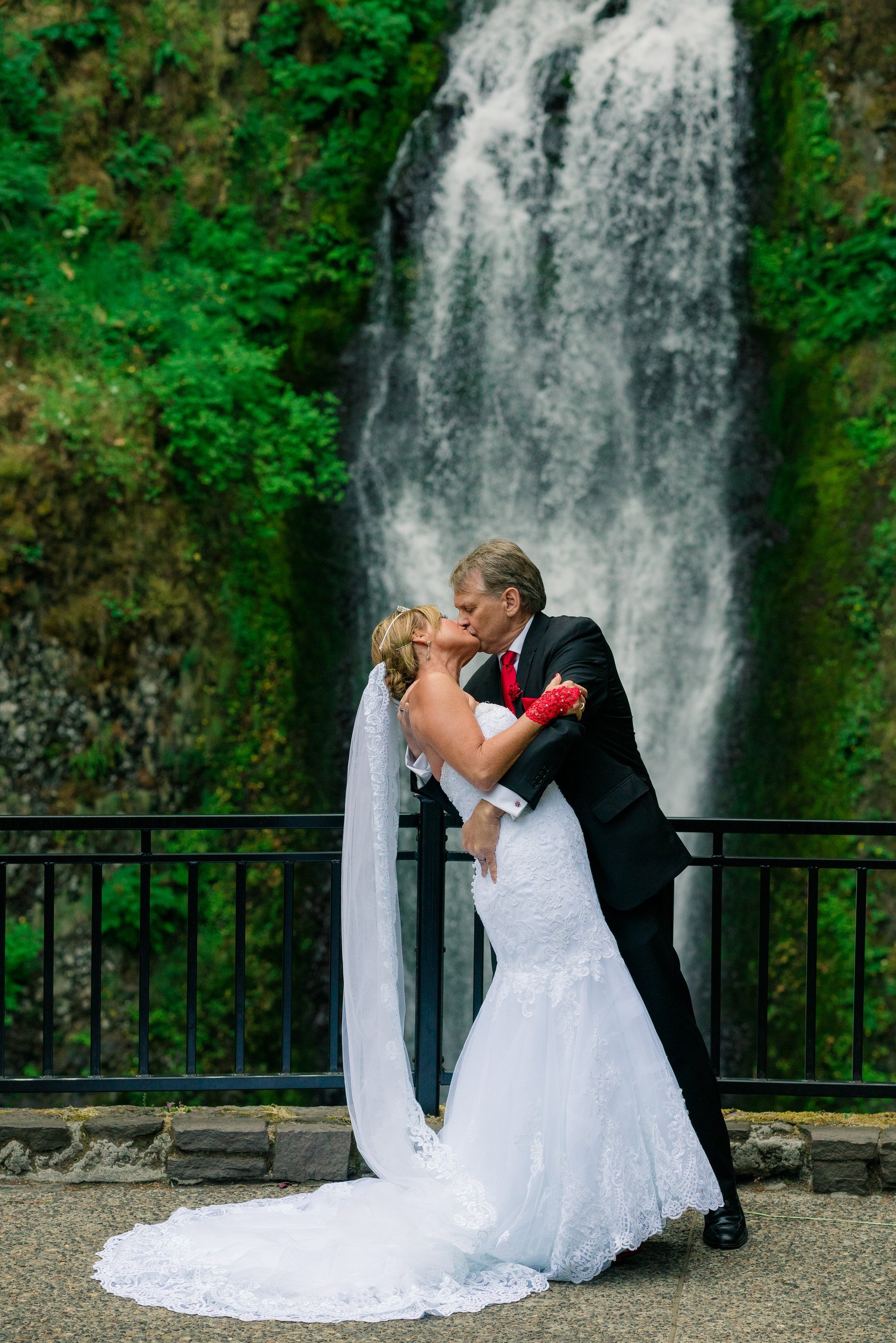 Multnomah-Falls-Destination-Wedding.jpg