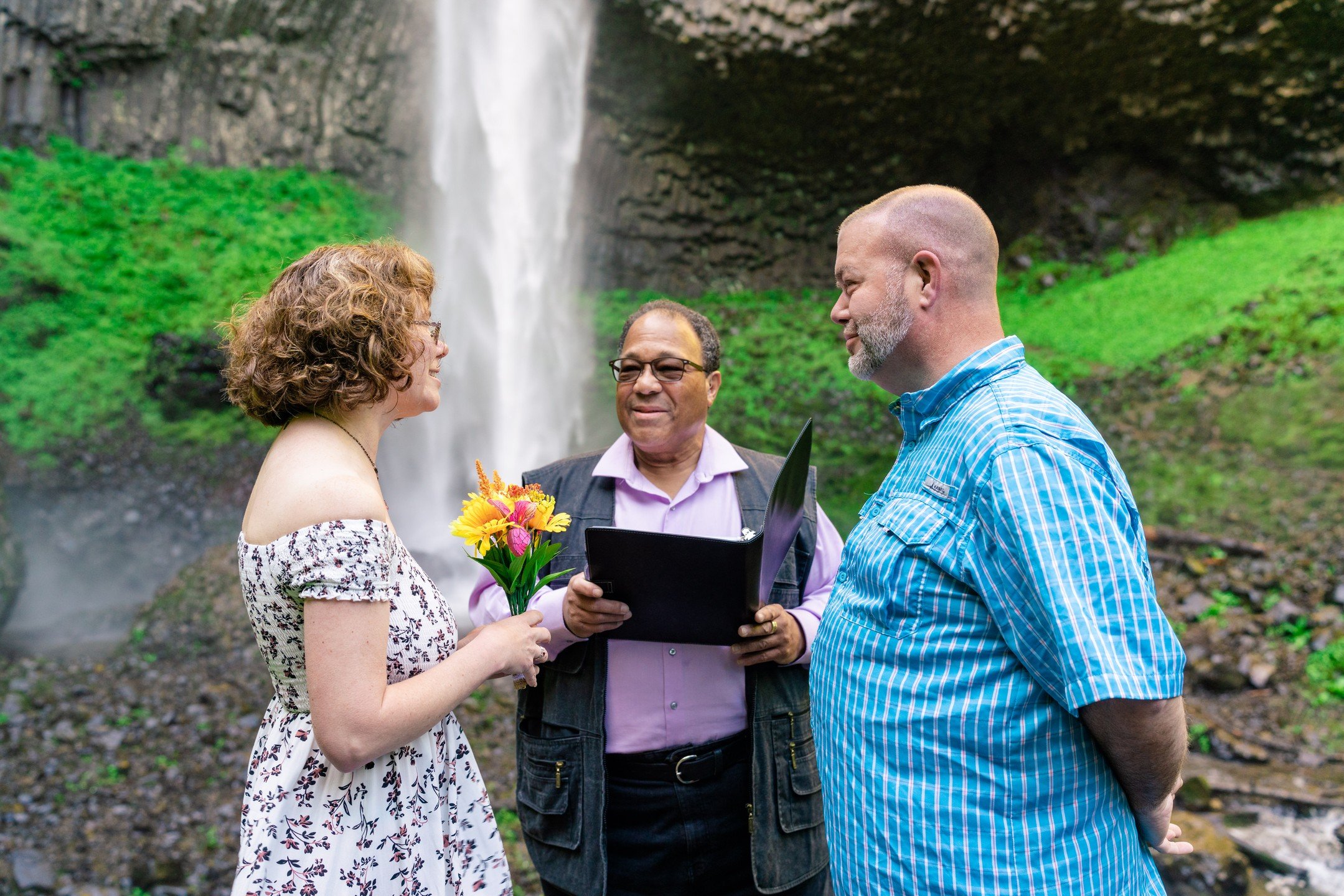 YOU SHOULD Elope in Oregon as it's MAGICAL! Did you know we offer 1hr elopement coverage? This is perfect for people who want the ceremony and some couple photos! For this location we recommend in the morning before the crowds show up and during the 