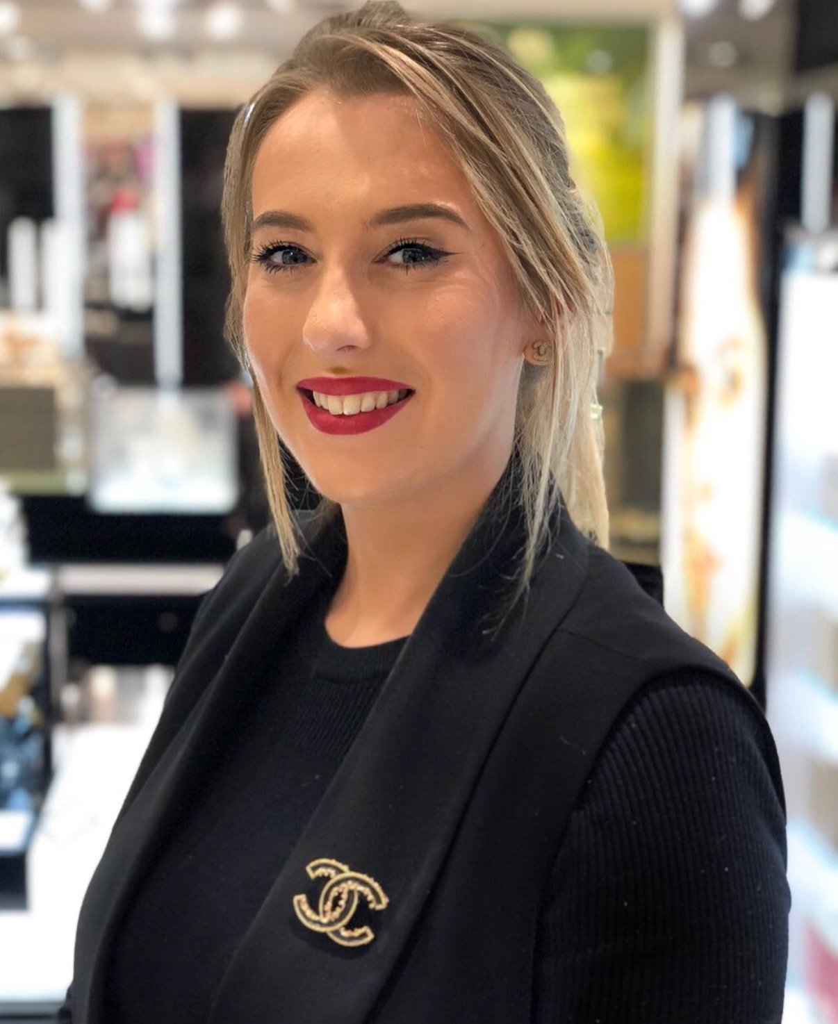 I often get asked if I did makeup artistry back home in the U.K. so here&rsquo;s a snippet of what my life looked like before moving to Australia 🤍 

Life looks very different now, but quitting my job and booking a one way flight to the other side o