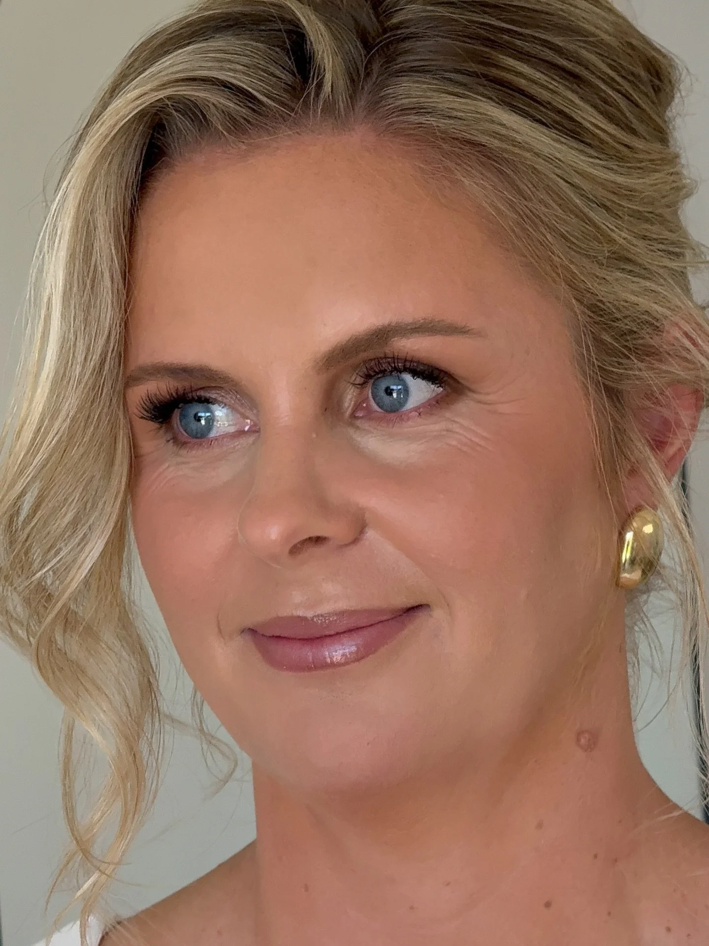 @sun.soaked.hair &amp; I love to understand every little detail of your wedding - hair, makeup, dress, accessories &amp; florals. These elements help guide us in creating a hair &amp; makeup look that feels aligned with you 🤍