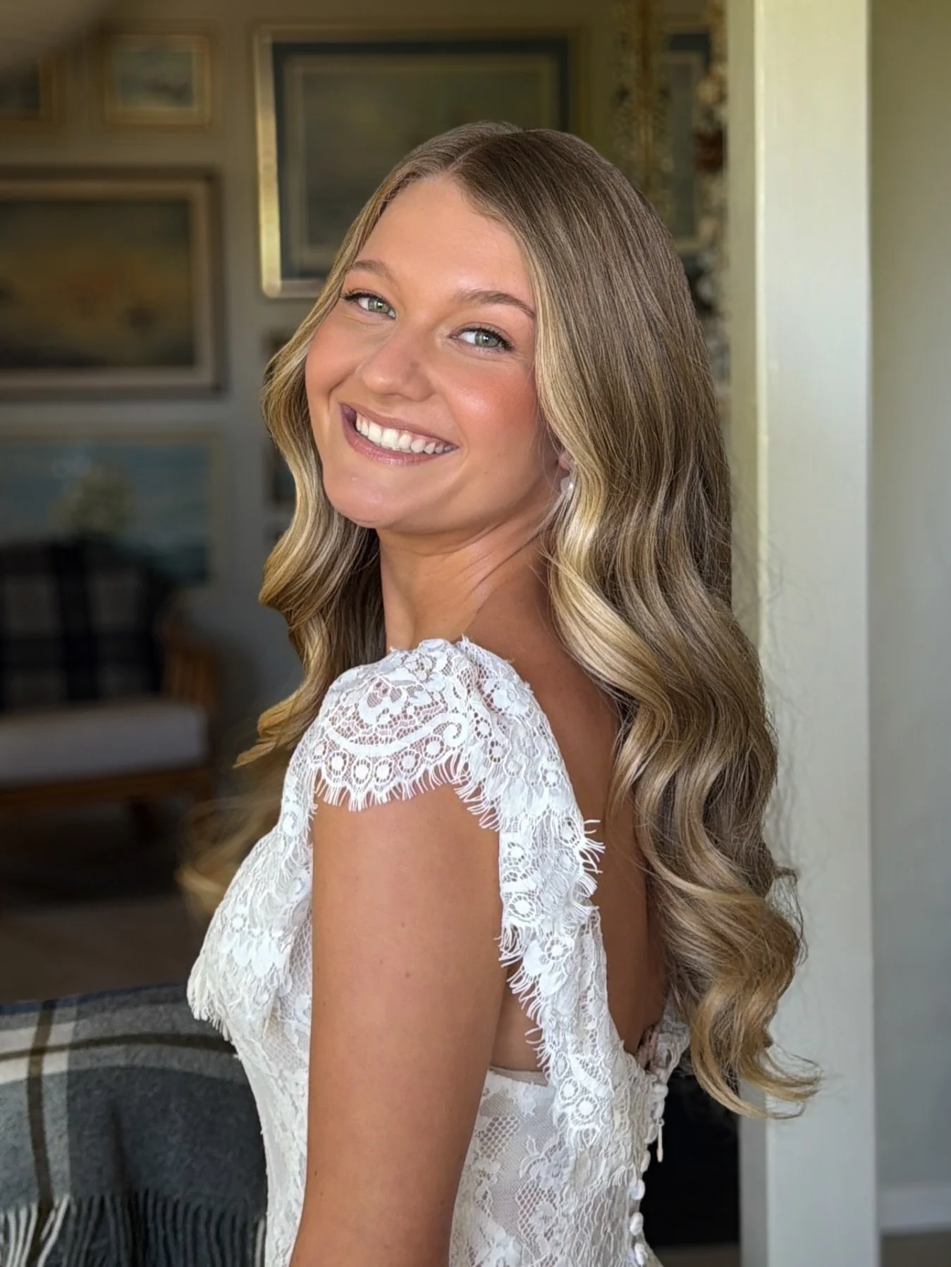 Modern, timeless makeup paired with bouncy curls w/ @sun.soaked.hair 🤍 

When you tell me you want &ldquo;Natural Makeup&rdquo; + &ldquo;I want to feel like me, but Bridal&rdquo; this is where my mind goes 💭 

&bull; Stripped back light bronzer &am