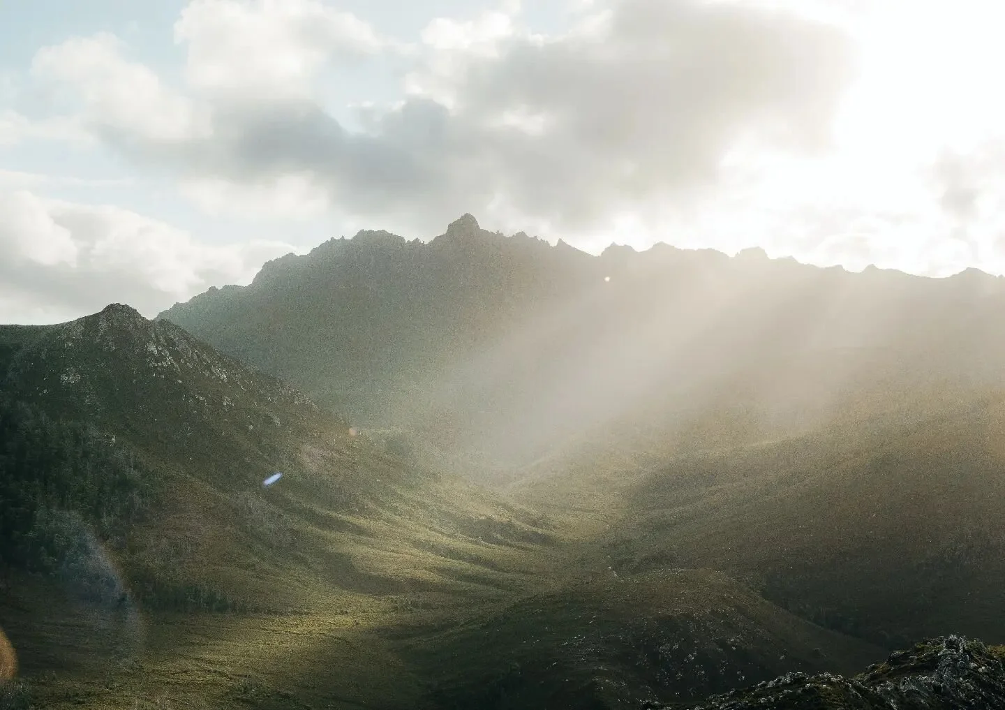 The Crags Of Andromeda

A afternoon walk after work presented some of stunning scenes of these peaks, coated in sun rays.

 Captured on land of the needwonnee people

#landscapephotography #keeptassiewild 
#innaturewetrust #wilderphotography #wildern