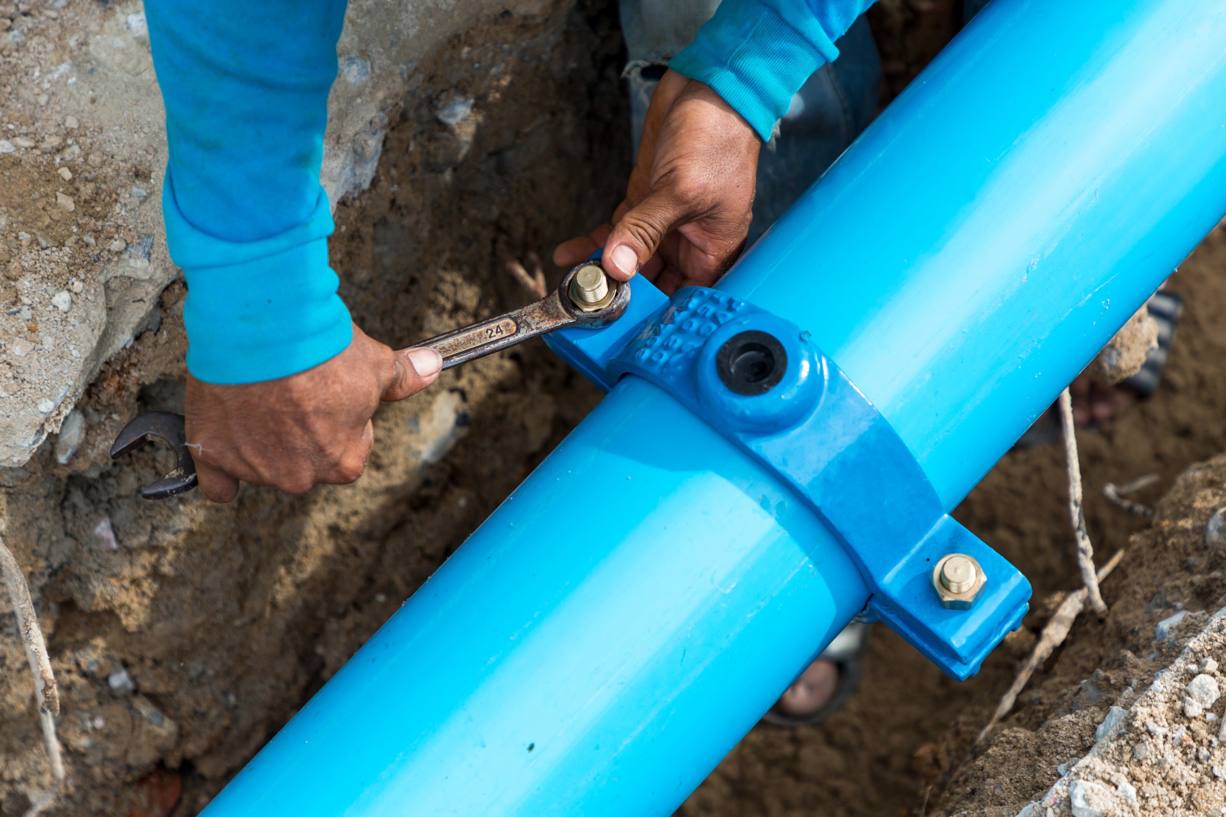 Какую трубу лучше использовать для водопровода под землей - 97 фото