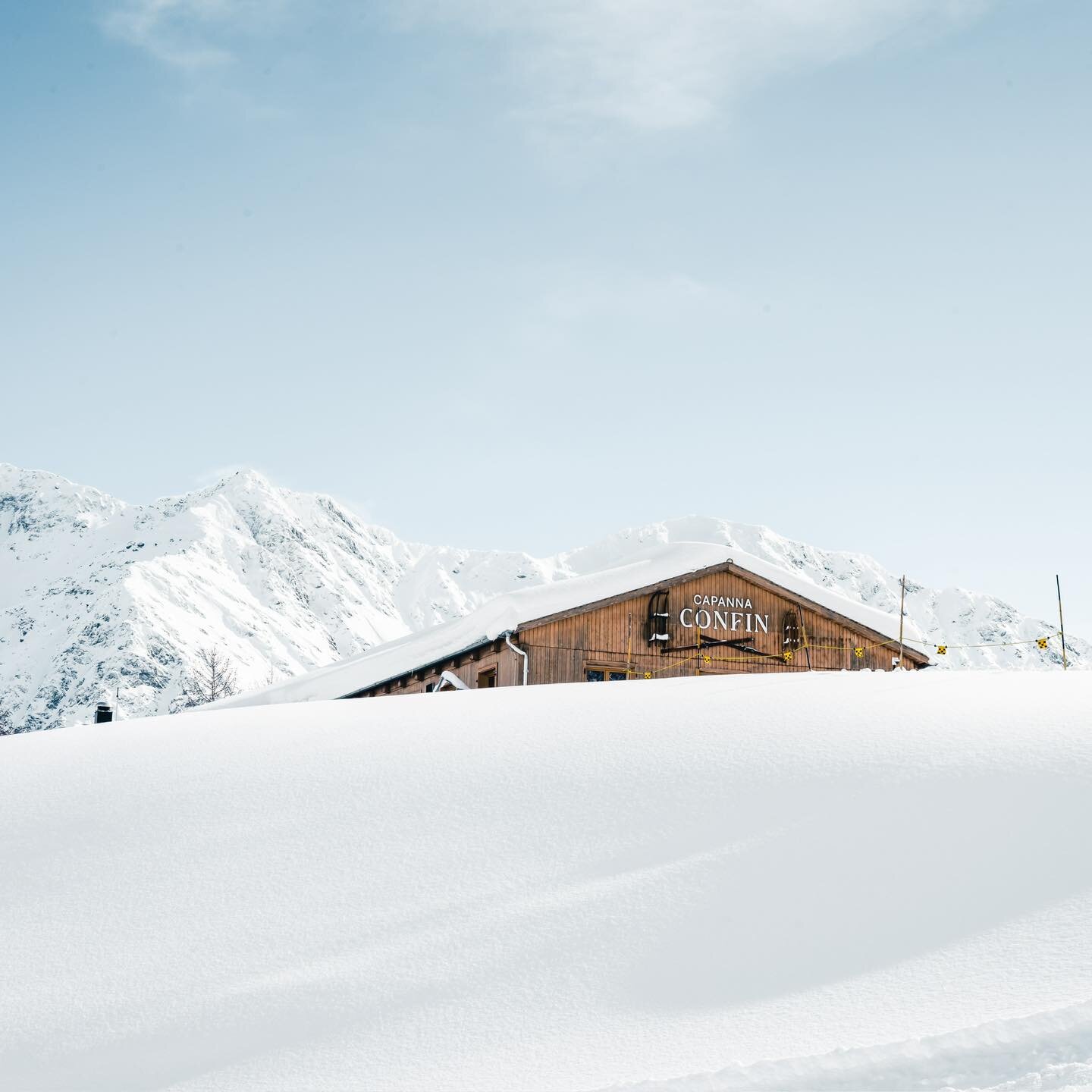 Die Schneefälle der letzten Tage lassen unsere Berge weiterhin weiß werden. ❄️
.......
Die Schneefälle der letzten Tage haben unsere Berge noch weißer gemacht. ❄️ 

#sanbernardinoswissalps #sanbernardino #capannaconfin #schnee #sonne #swissalps