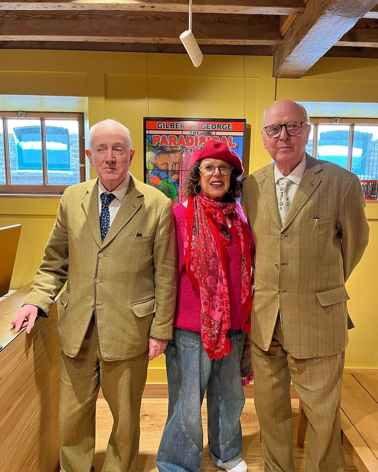 LOOK WHO I MET!!⭐️⭐️2 absolute gentlemen 💕💕 their new gallery is amazing🔥🔥photos don&rsquo;t do the artwork justice&hellip; the size&hellip; the compositions&hellip; the COLOURS👏just fantastic👏💕#gilbertandgeorge #livinglegends #artinlondon #il